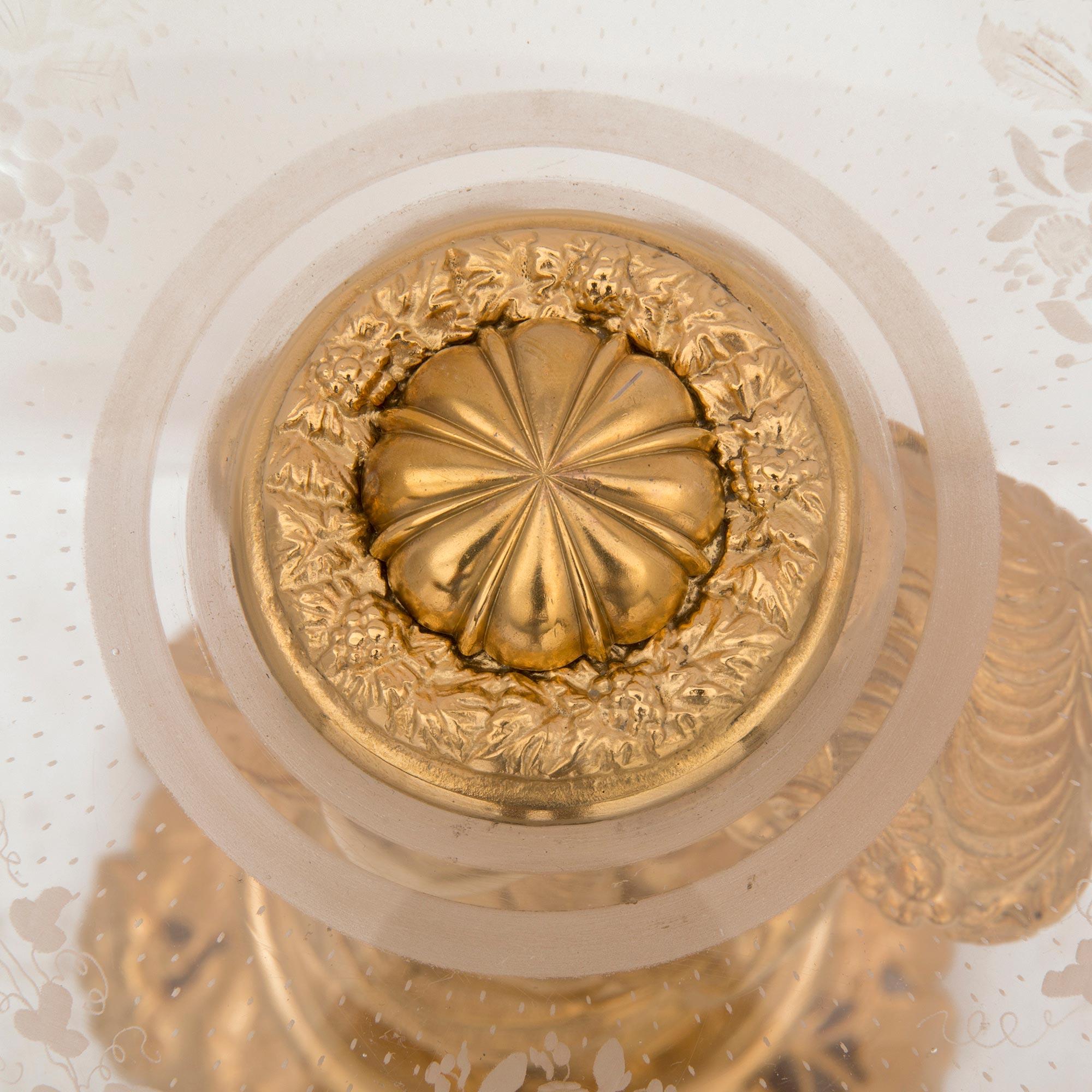 Français Centre de table de présentation Louis XVI du 19ème siècle en ormolu et cristal en vente