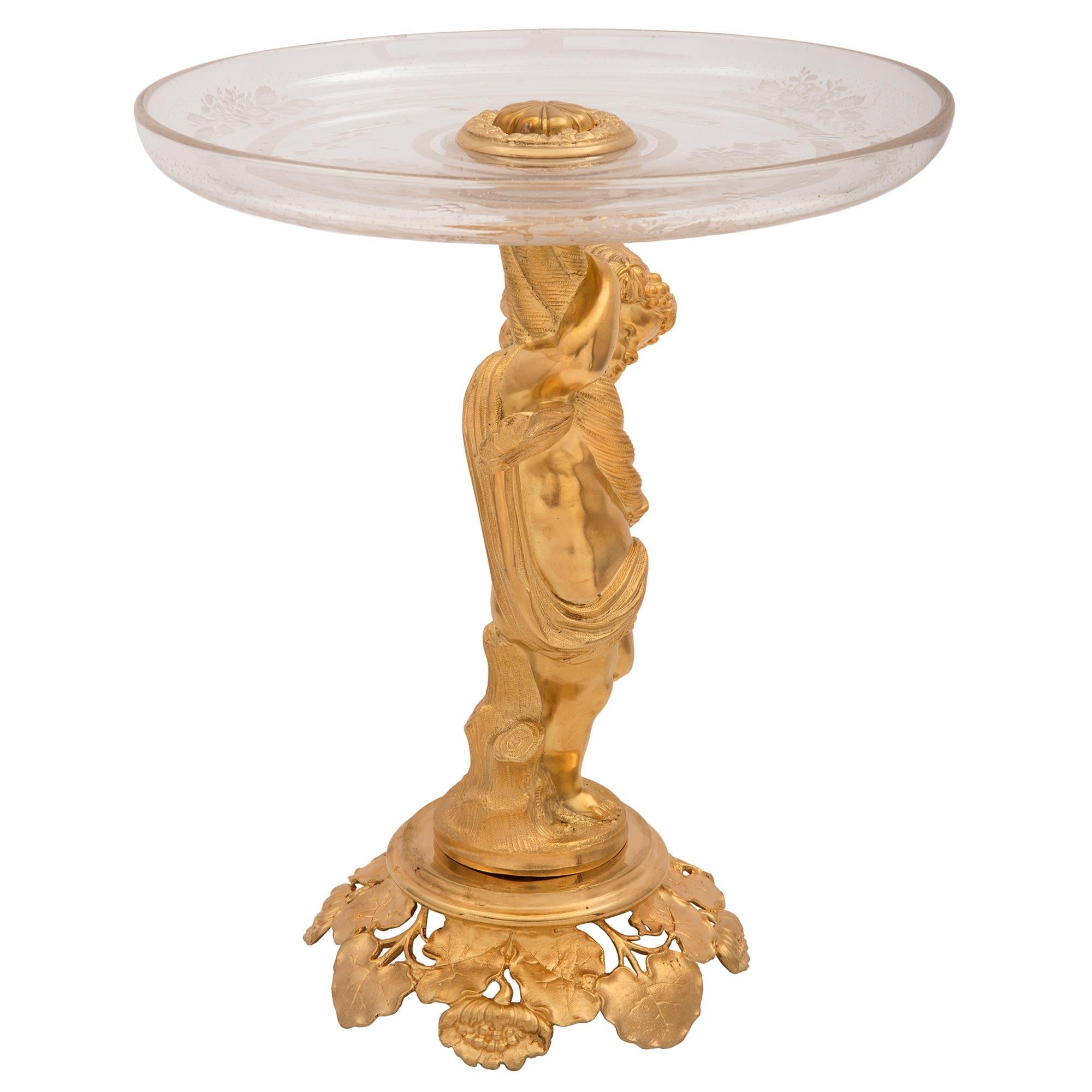 Centre de table de présentation Louis XVI du 19ème siècle en ormolu et cristal Bon état - En vente à West Palm Beach, FL
