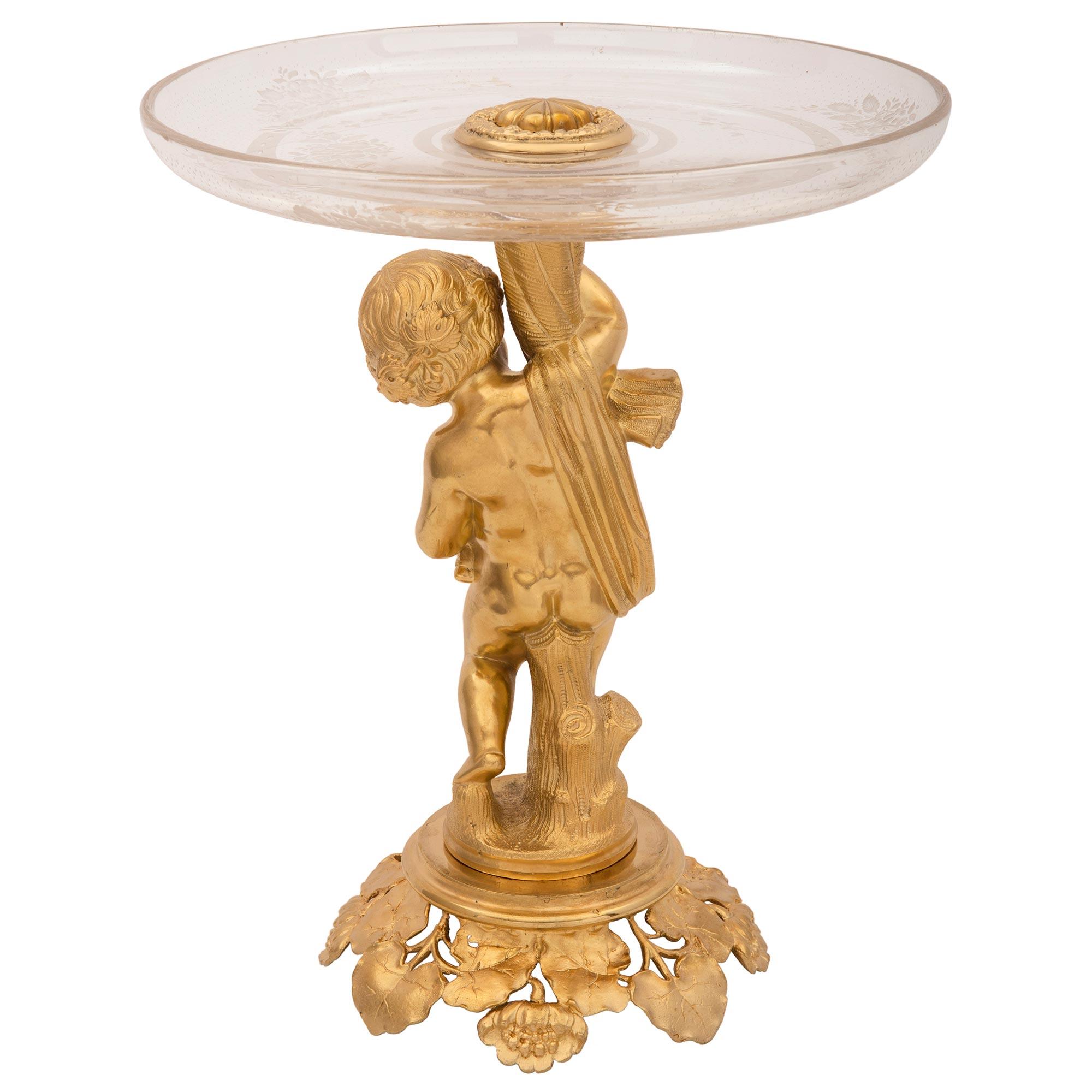 XIXe siècle Centre de table de présentation Louis XVI du 19ème siècle en ormolu et cristal en vente