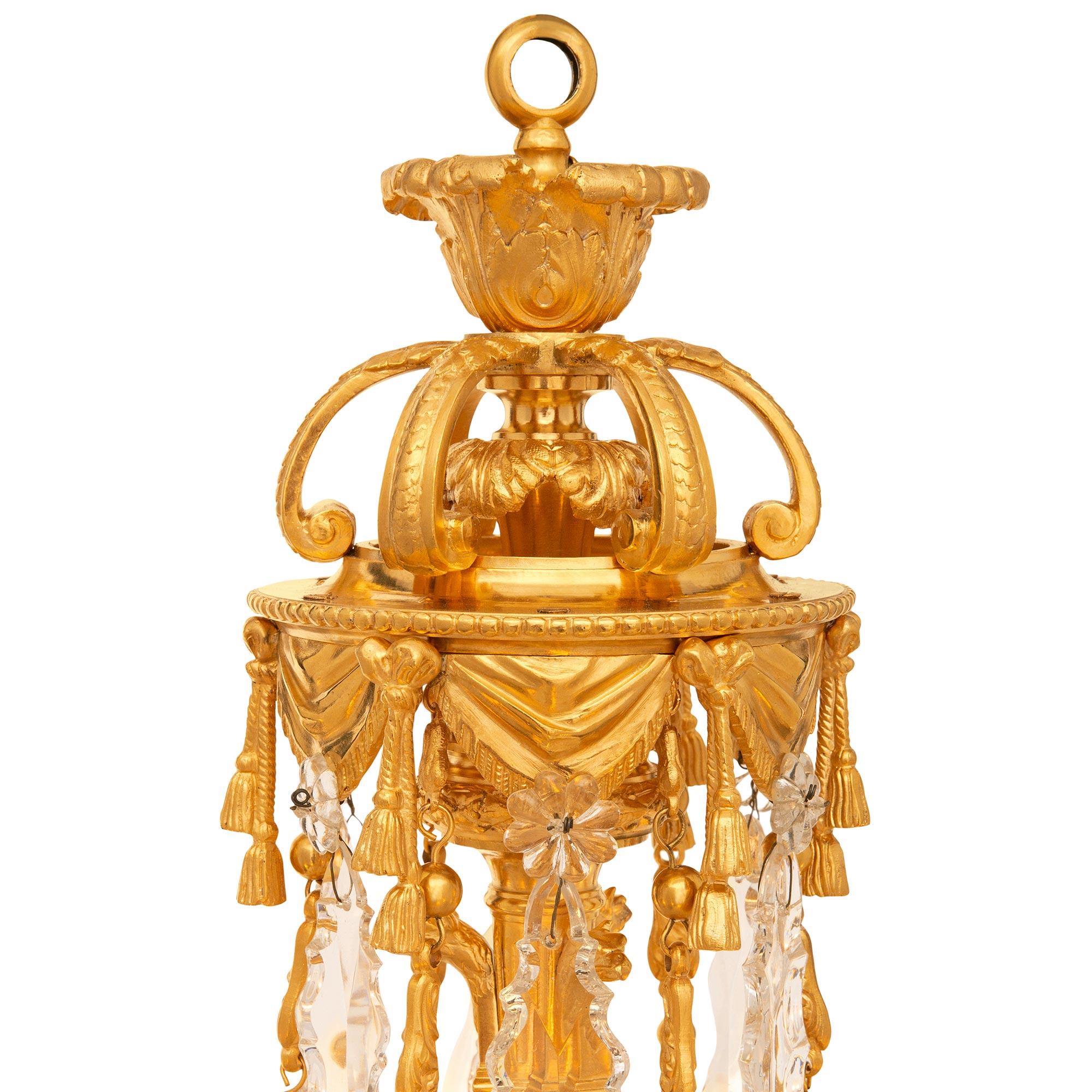 Francese Lampadario francese del XIX secolo in stile Luigi XVI con ormolu e vetro tagliato in vendita