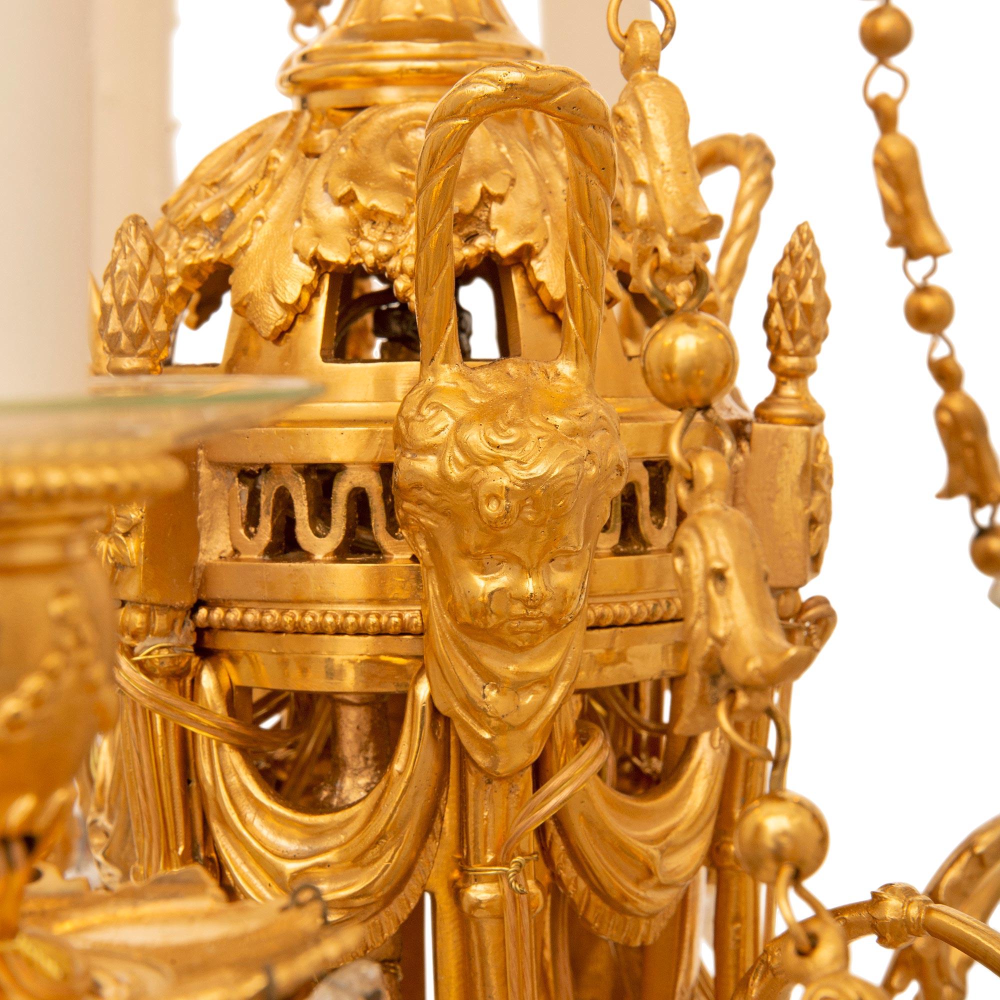 Vetro Lampadario francese del XIX secolo in stile Luigi XVI con ormolu e vetro tagliato in vendita