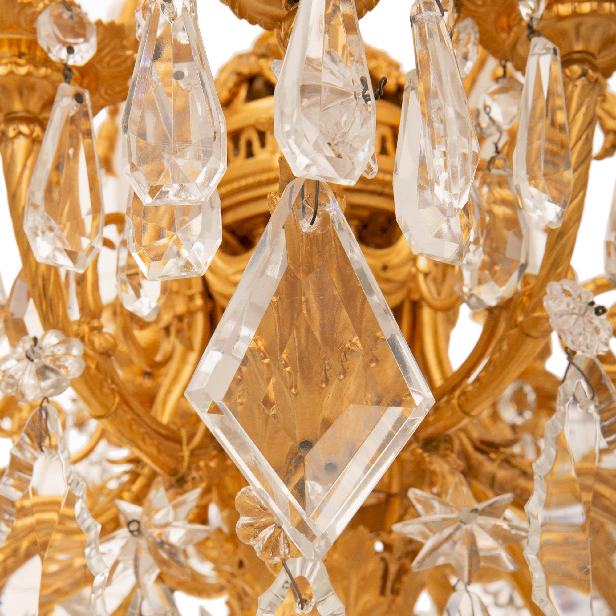 Lampadario francese del XIX secolo in stile Luigi XVI con ormolu e vetro tagliato in vendita 2