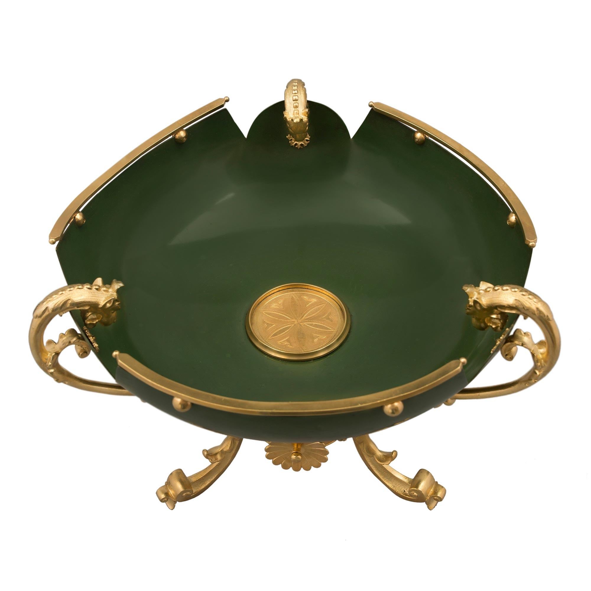 Français Centre de table français du 19ème siècle de style Louis XVI en bronze doré et émail en vente