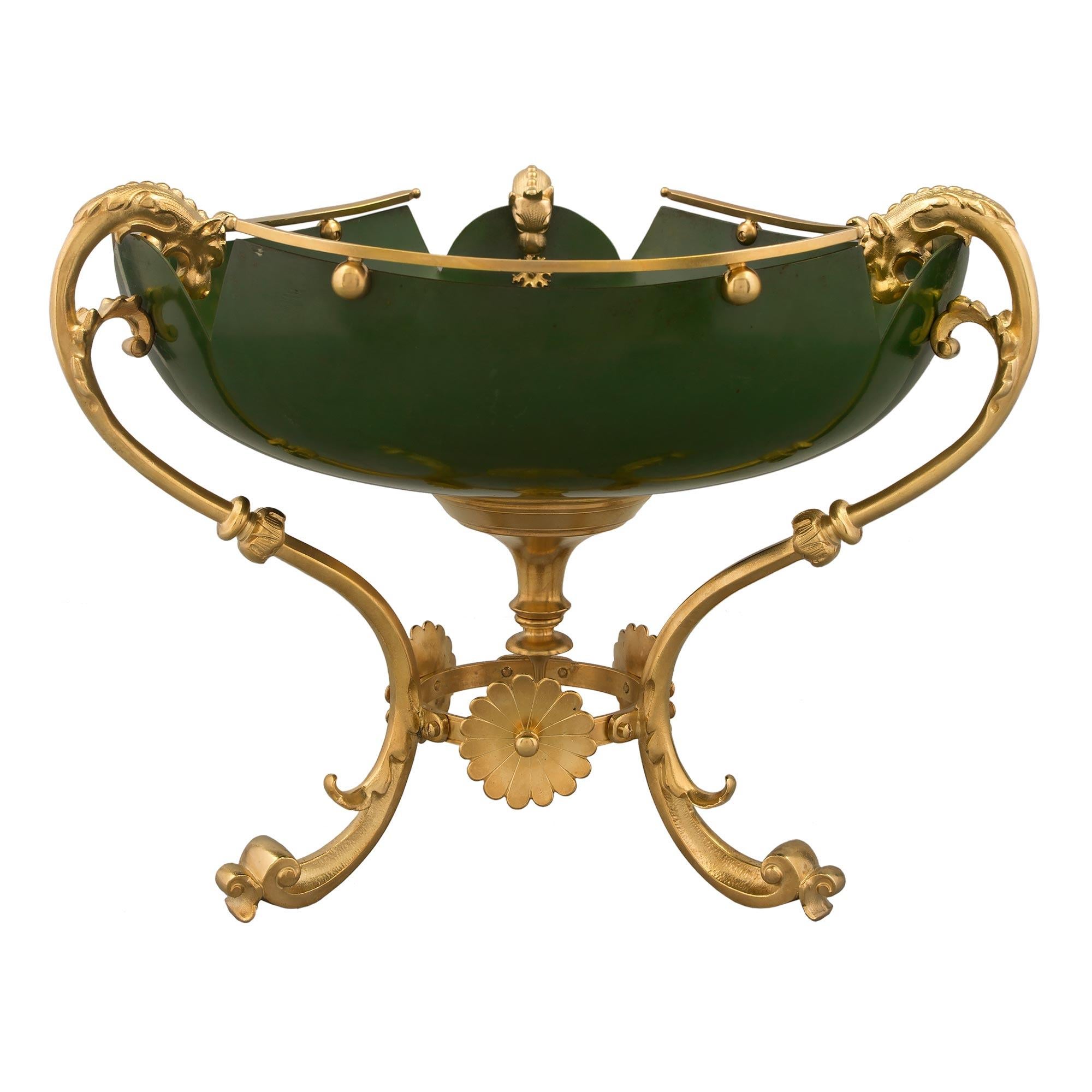 Centre de table français du 19ème siècle de style Louis XVI en bronze doré et émail