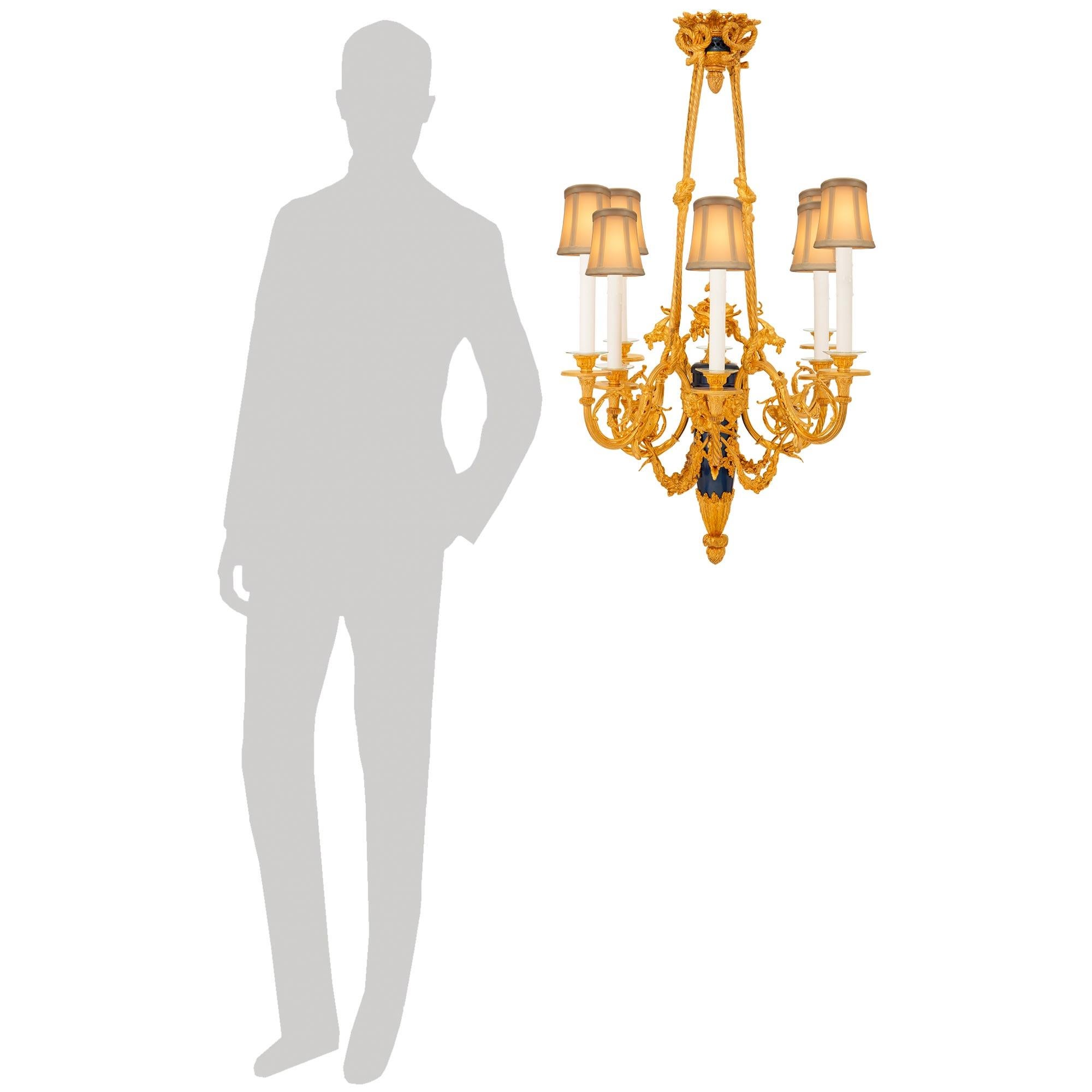 Lampadario in bronzo smaltato e ormolu di alta qualità del XIX secolo Luigi XVI. Questo stupendo lampadario a otto luci è centrato da una ghianda invertita in Ormolu che conduce verso l'alto con movimenti foliati riccamente cesellati che racchiudono