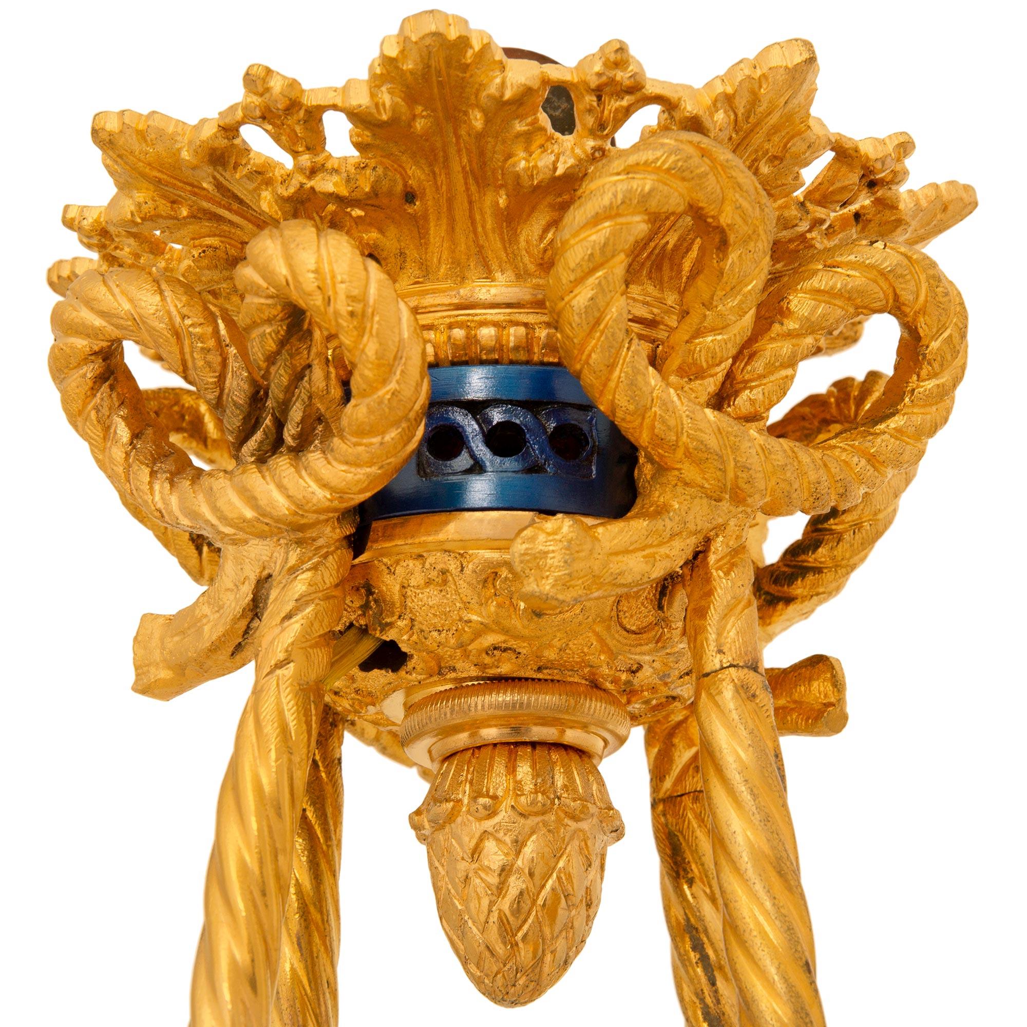 Lampadario francese del XIX secolo in stile Luigi XVI in ormolu e bronzo smaltato In condizioni buone in vendita a West Palm Beach, FL