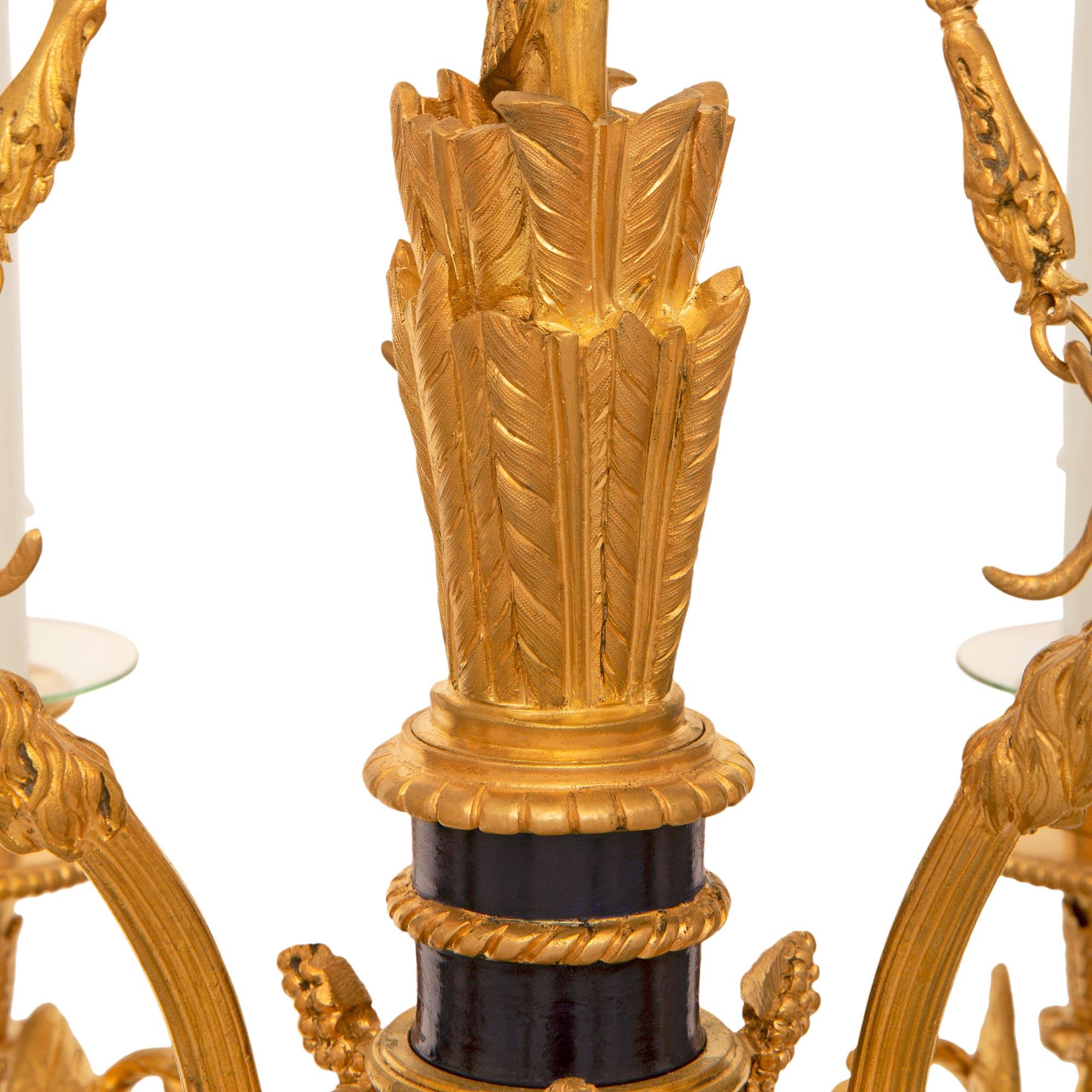 Lampadario francese del XIX secolo in stile Luigi XVI in ormolu e bronzo smaltato In condizioni buone in vendita a West Palm Beach, FL