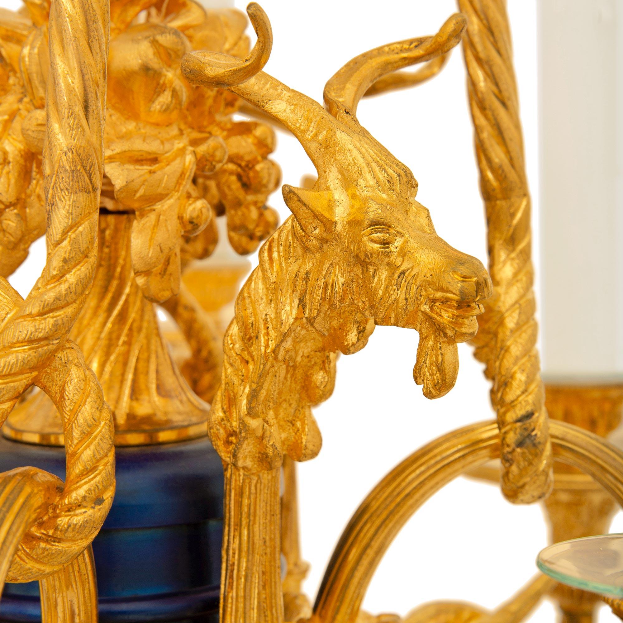 Lampadario francese del XIX secolo in stile Luigi XVI in ormolu e bronzo smaltato in vendita 2