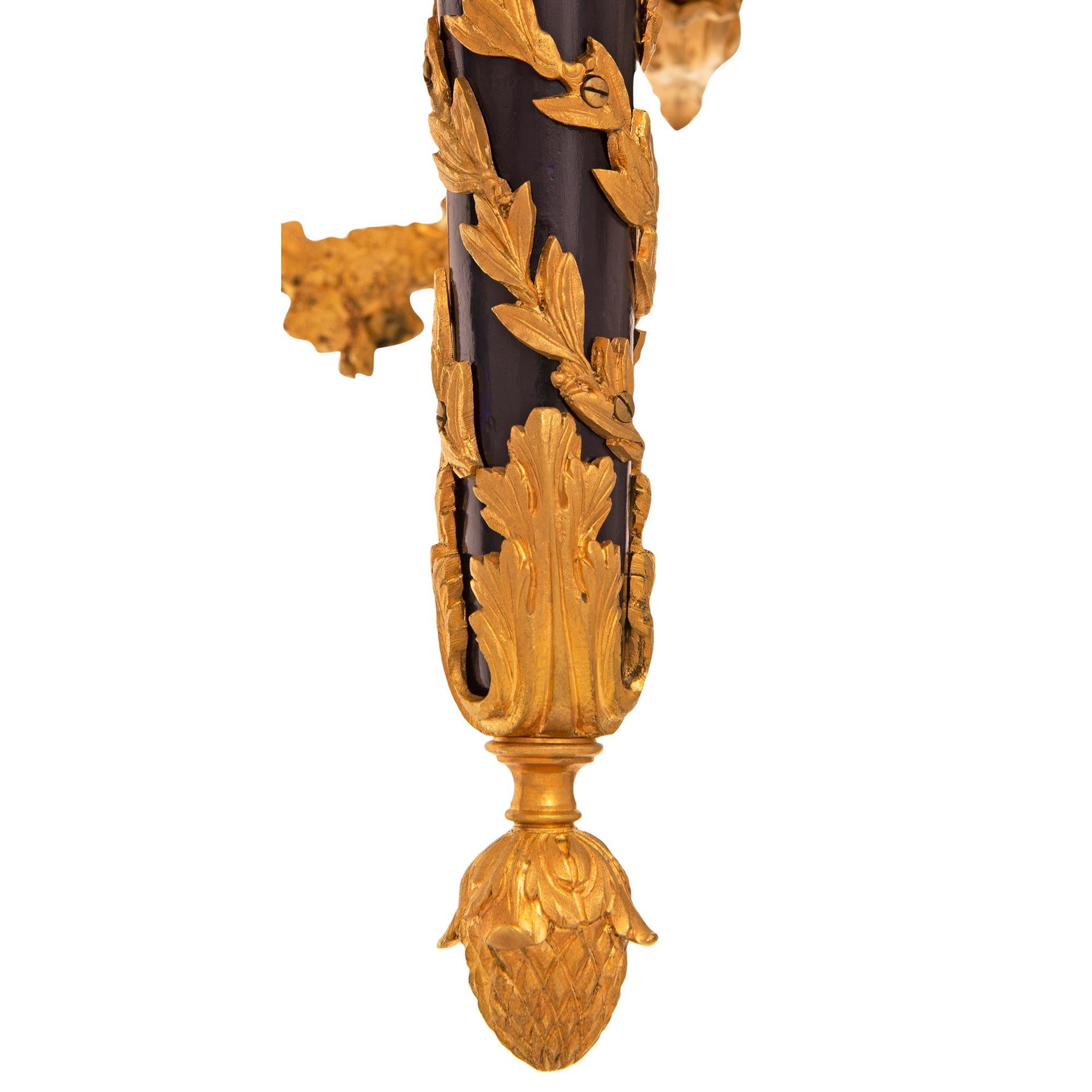 Lampadario francese del XIX secolo in stile Luigi XVI in ormolu e bronzo smaltato in vendita 3