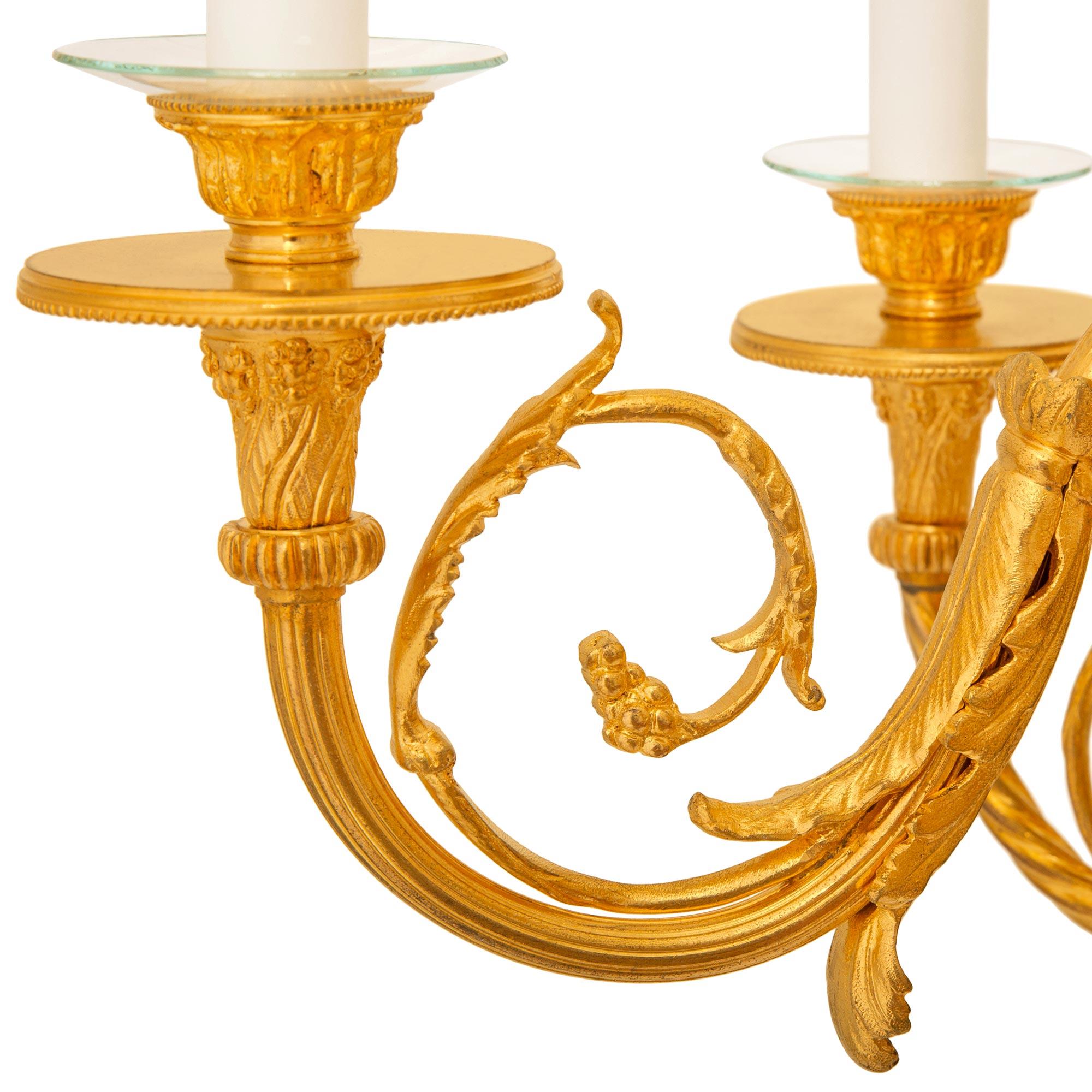 Lampadario francese del XIX secolo in stile Luigi XVI in ormolu e bronzo smaltato in vendita 4