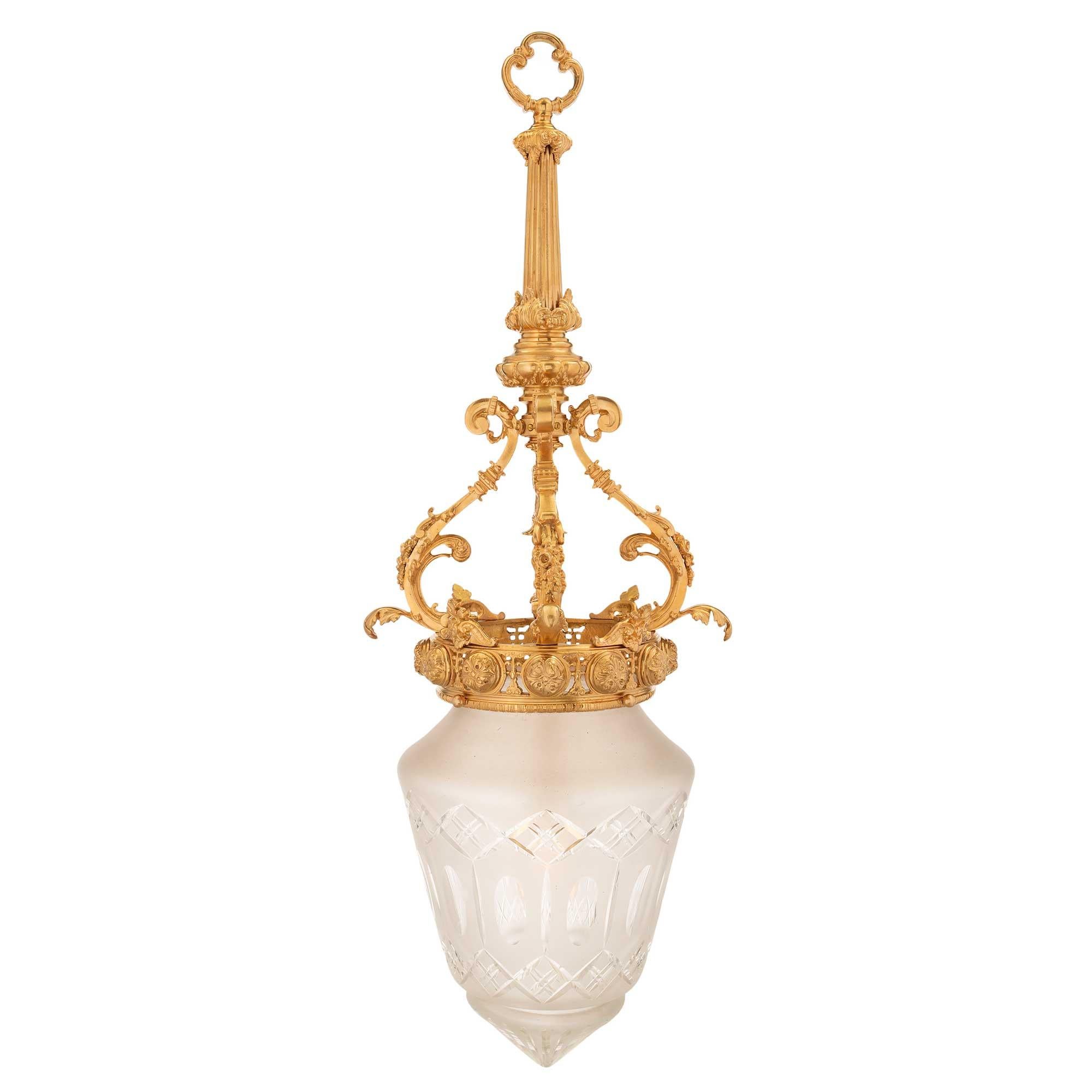 Lanterne française du 19ème siècle de style Louis XVI en bronze doré et verre gravé et dépoli