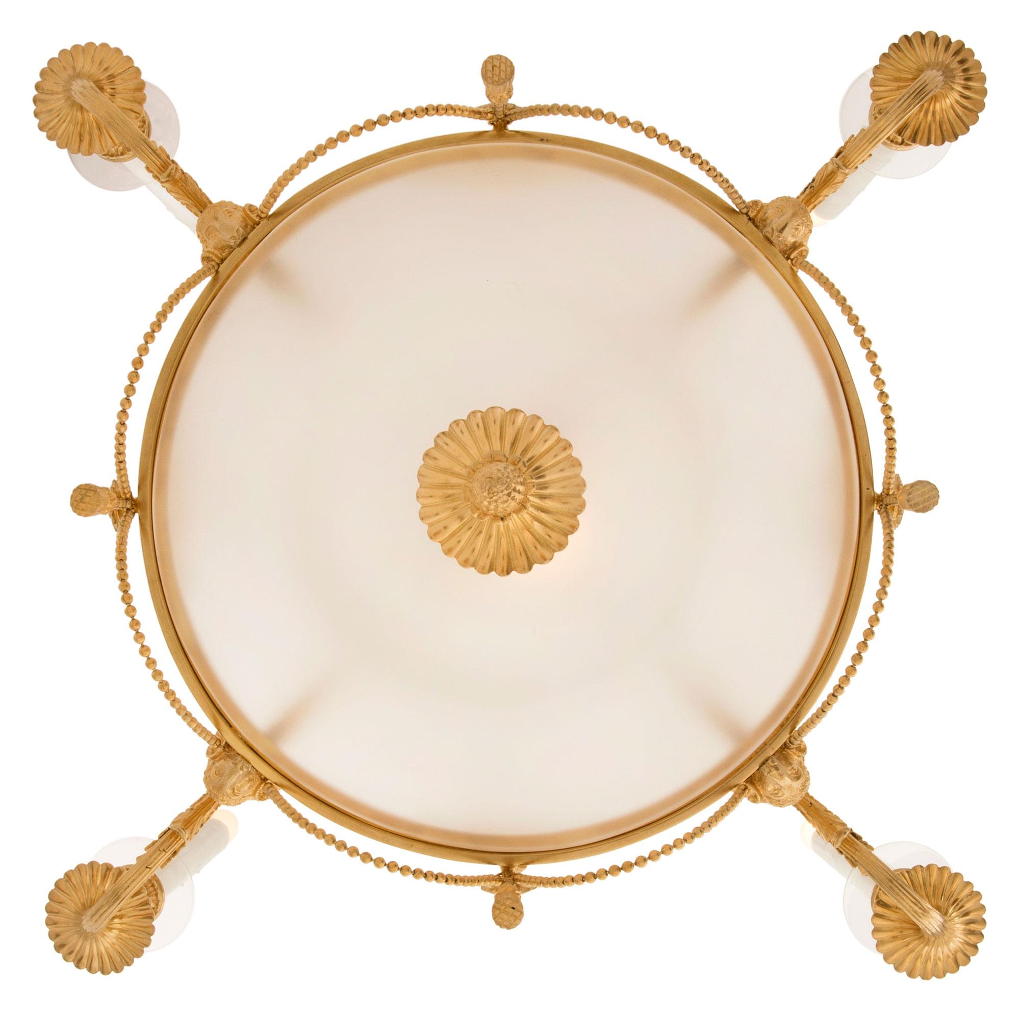Lampadario francese del XIX secolo in stile Luigi XVI con ormolatura e vetro smerigliato in vendita 5