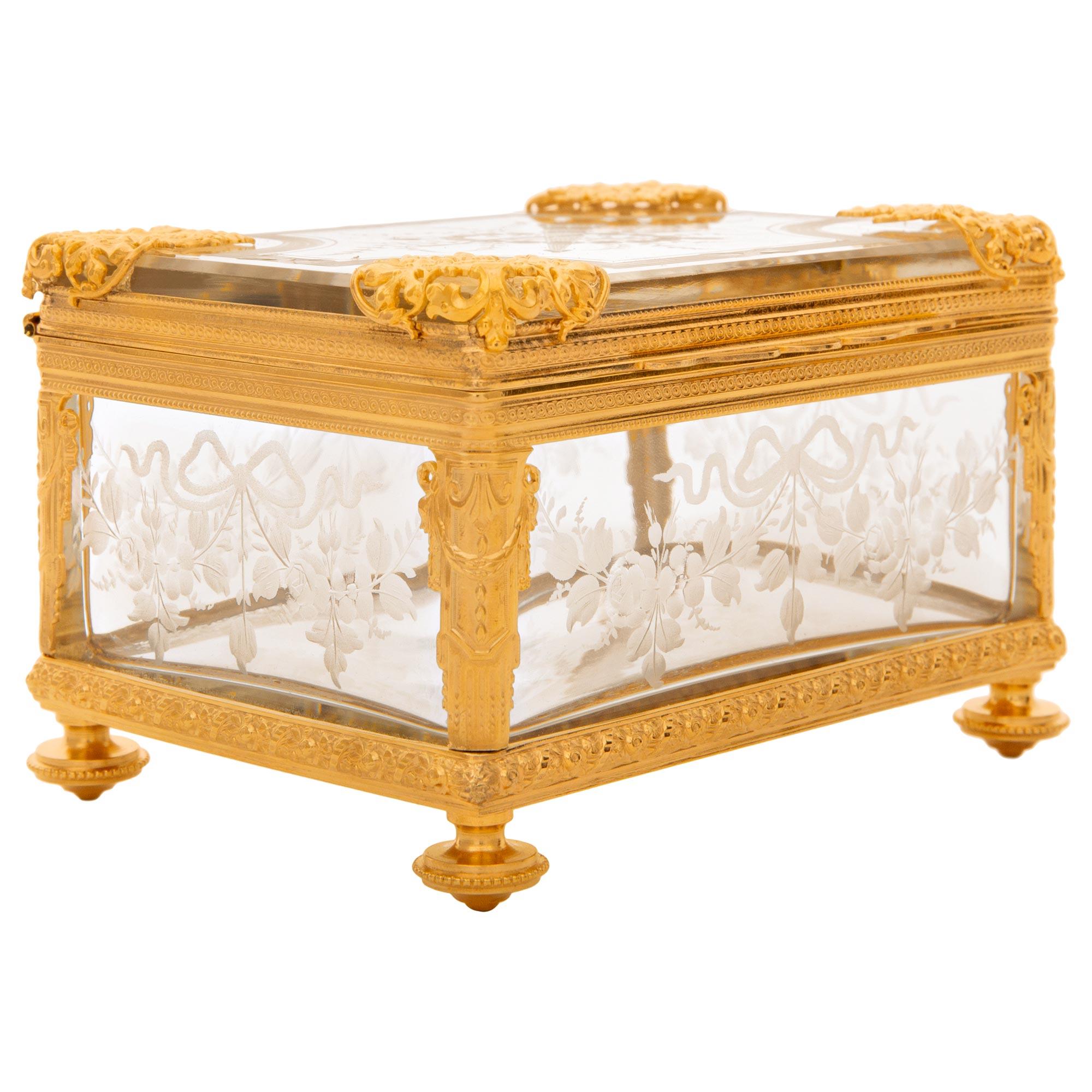 Français Boîte française du 19ème siècle de style Louis XVI en bronze doré et verre en vente