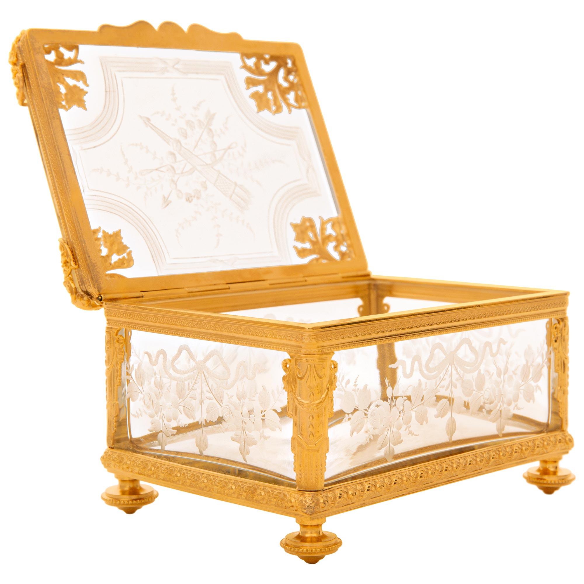 Boîte française du 19ème siècle de style Louis XVI en bronze doré et verre Bon état - En vente à West Palm Beach, FL