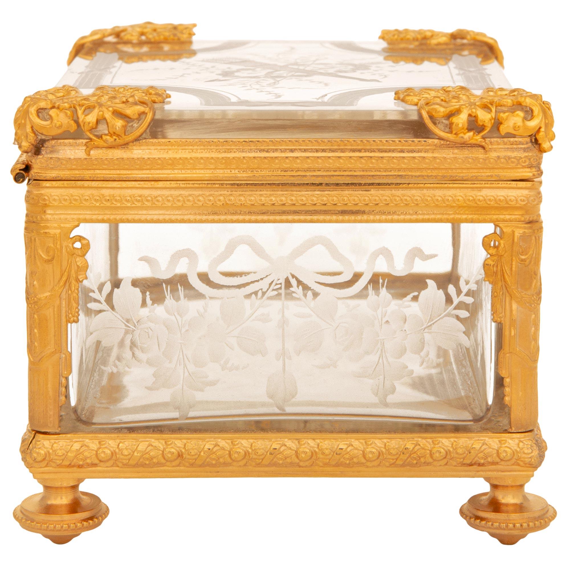 XIXe siècle Boîte française du 19ème siècle de style Louis XVI en bronze doré et verre en vente