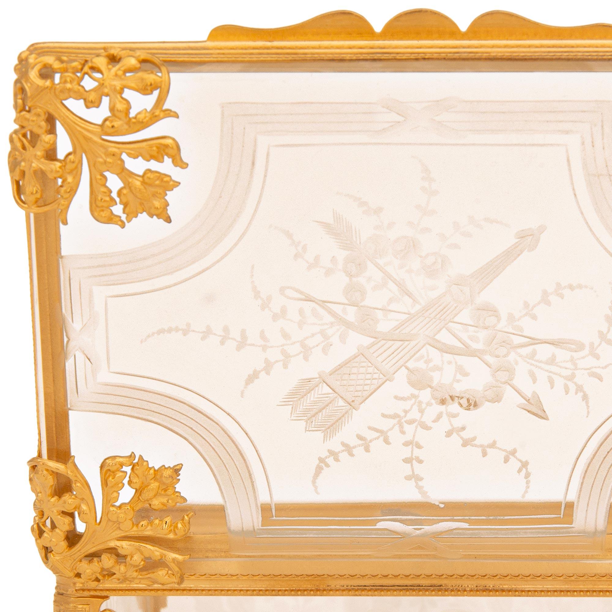 Boîte française du 19ème siècle de style Louis XVI en bronze doré et verre en vente 1