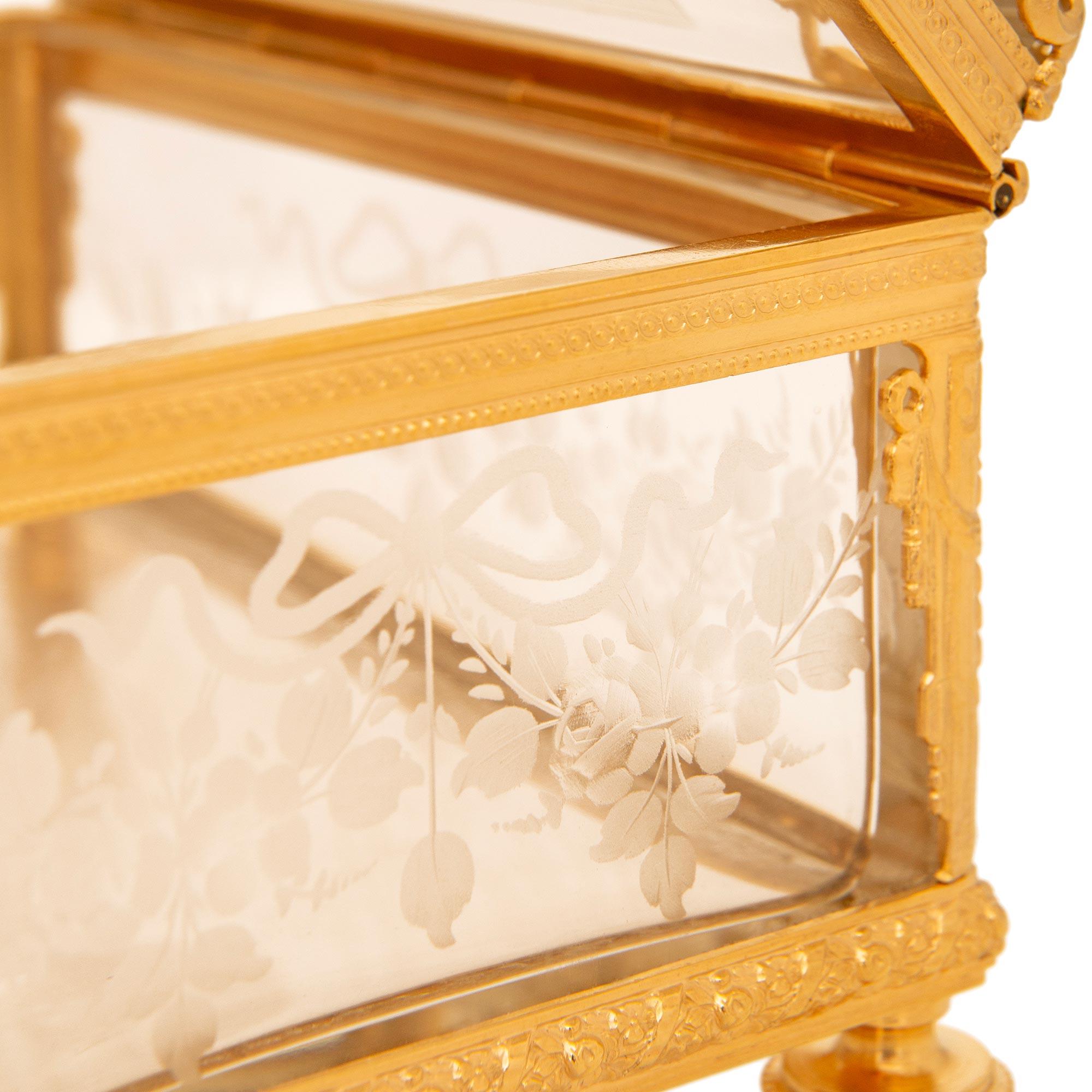 Boîte française du 19ème siècle de style Louis XVI en bronze doré et verre en vente 2