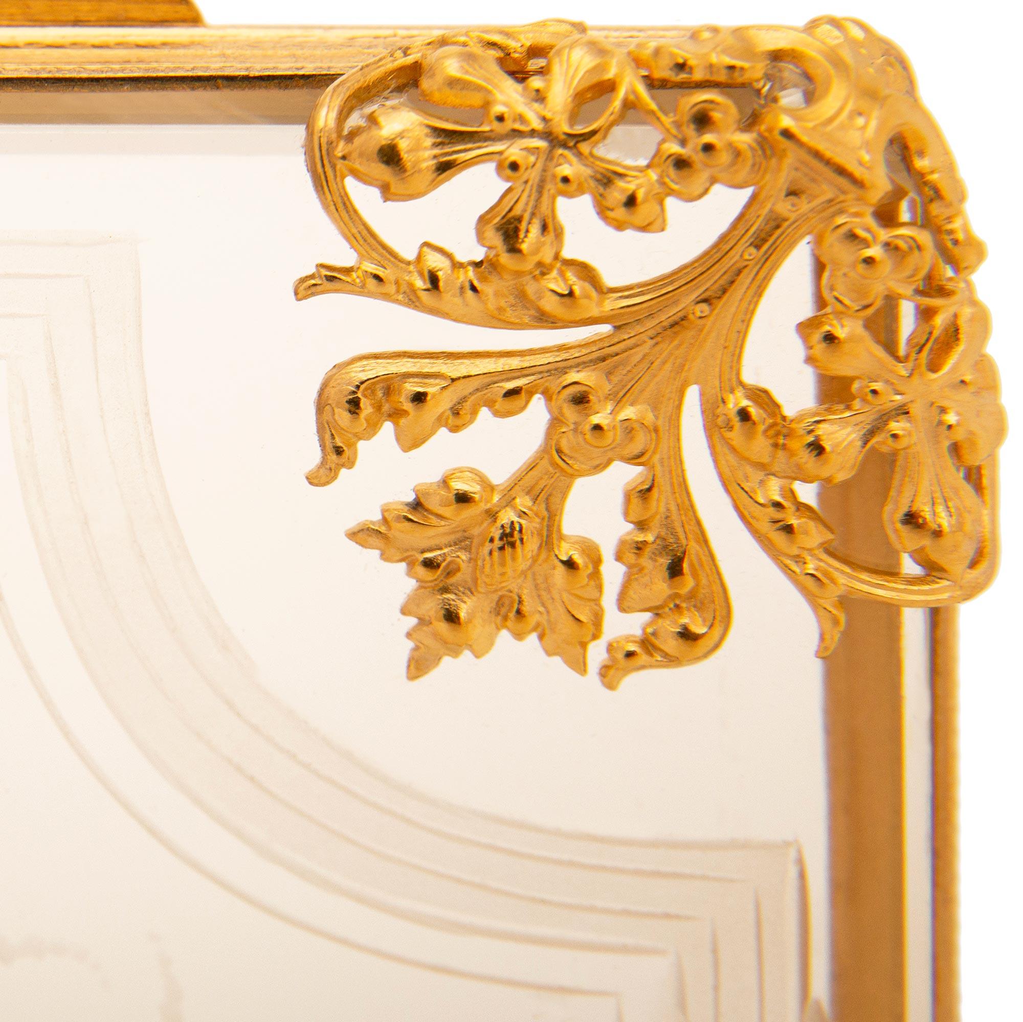 Boîte française du 19ème siècle de style Louis XVI en bronze doré et verre en vente 3