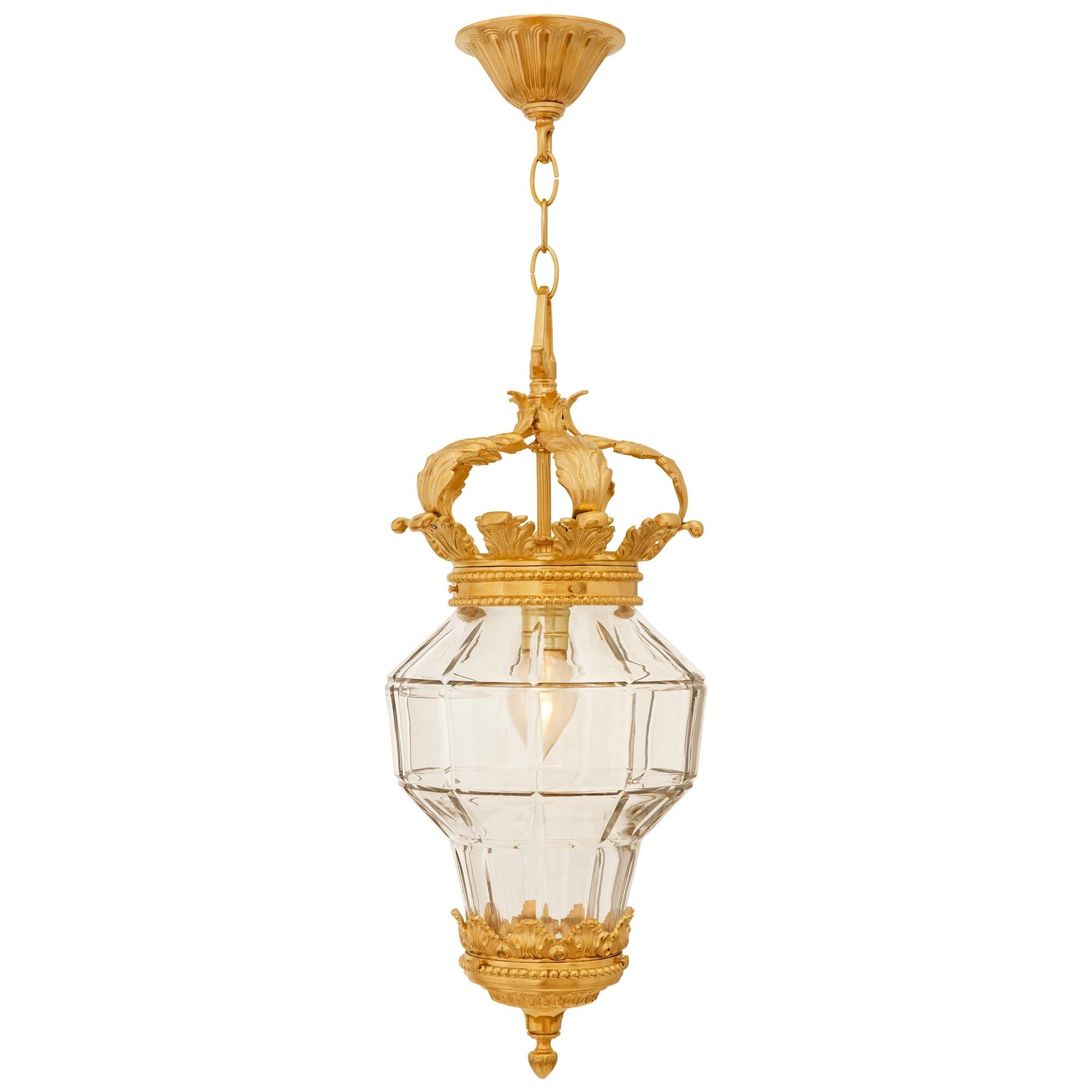 Français Lanterne française du XIXe siècle de style Louis XVI en bronze doré et verre en vente