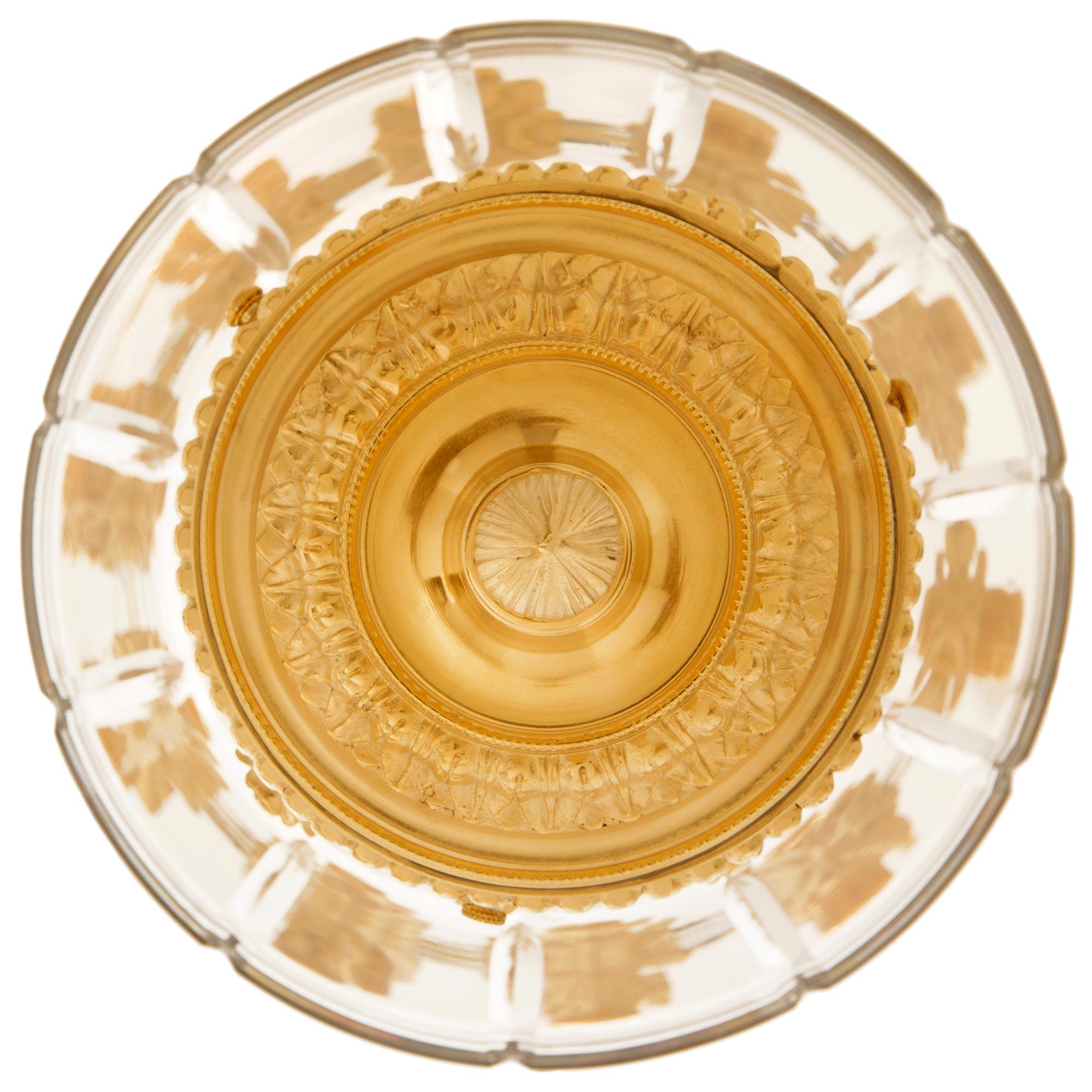 Lanterne française du XIXe siècle de style Louis XVI en bronze doré et verre en vente 3