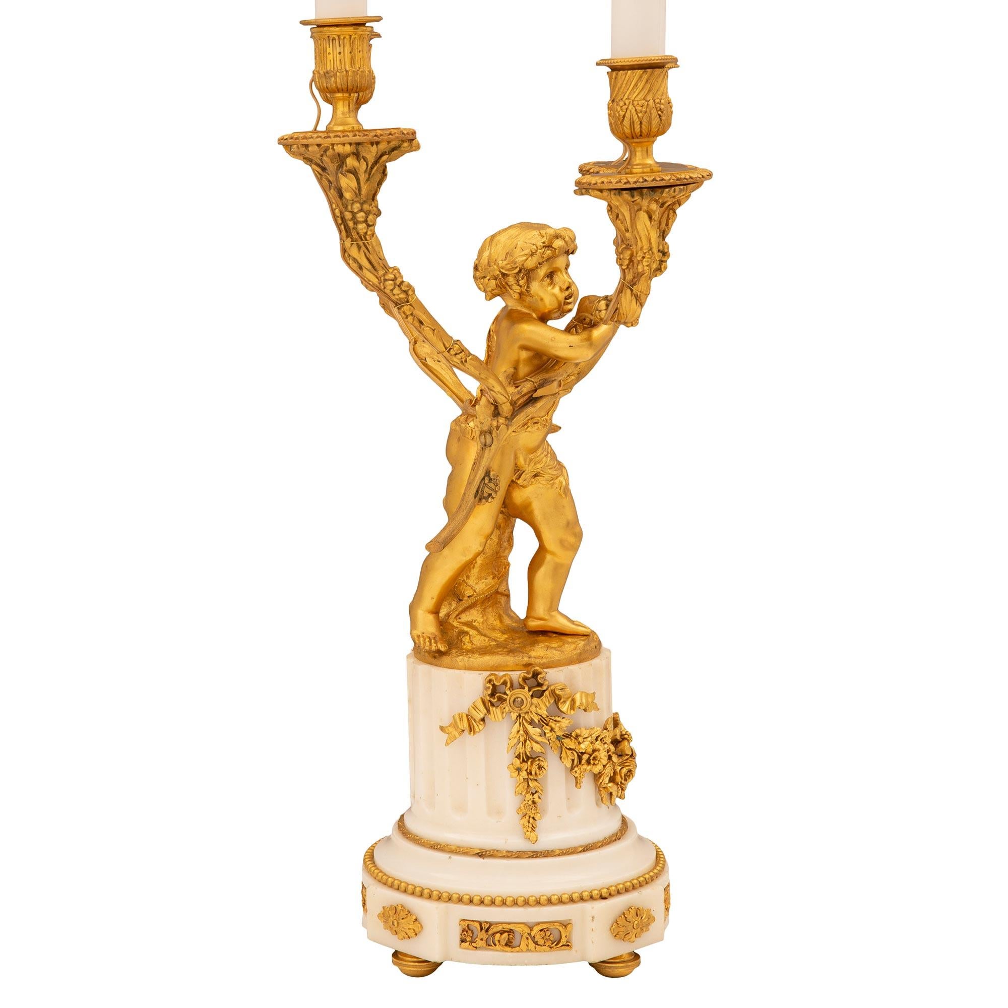 Français Lampe candélabre de style Louis XVI du 19ème siècle en bronze doré et marbre en vente