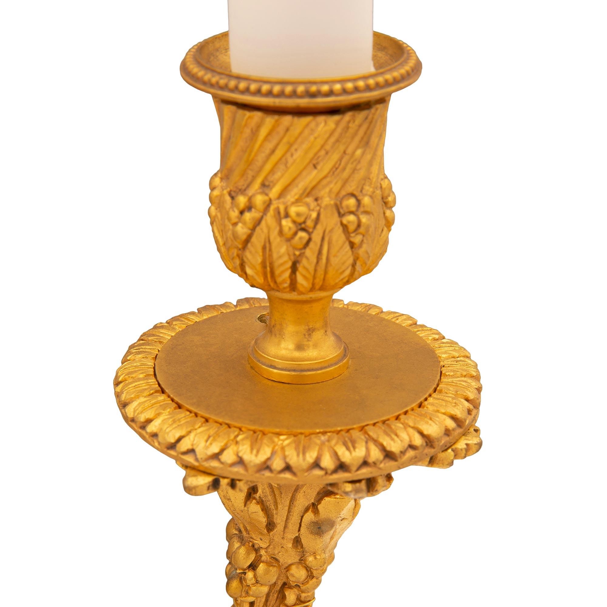 Bronze doré Lampe candélabre de style Louis XVI du 19ème siècle en bronze doré et marbre en vente