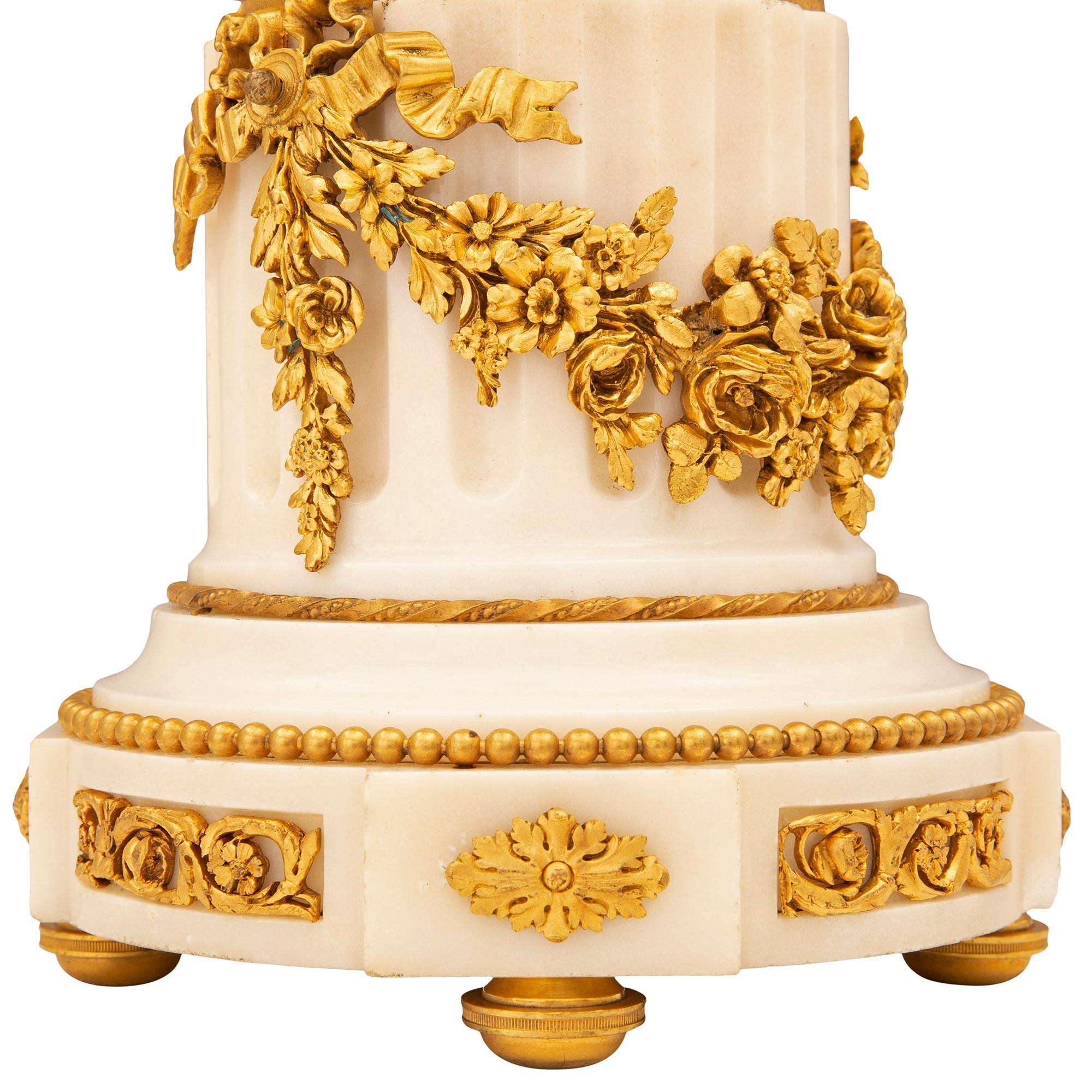 Lampe candélabre de style Louis XVI du 19ème siècle en bronze doré et marbre en vente 3