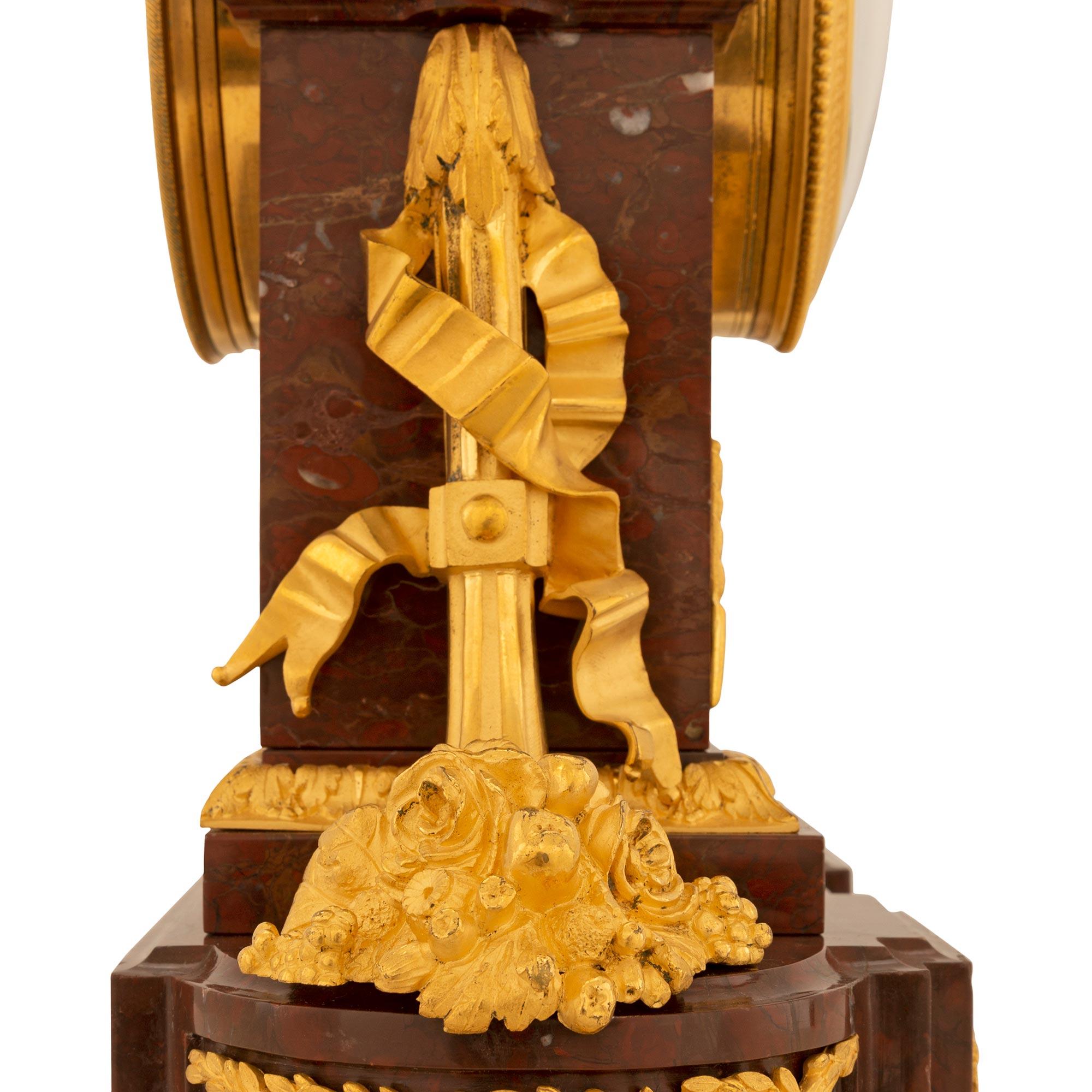 Bronze doré Pendule en bronze doré et marbre Louis XVI du 19ème siècle signée Raingo Frères en vente