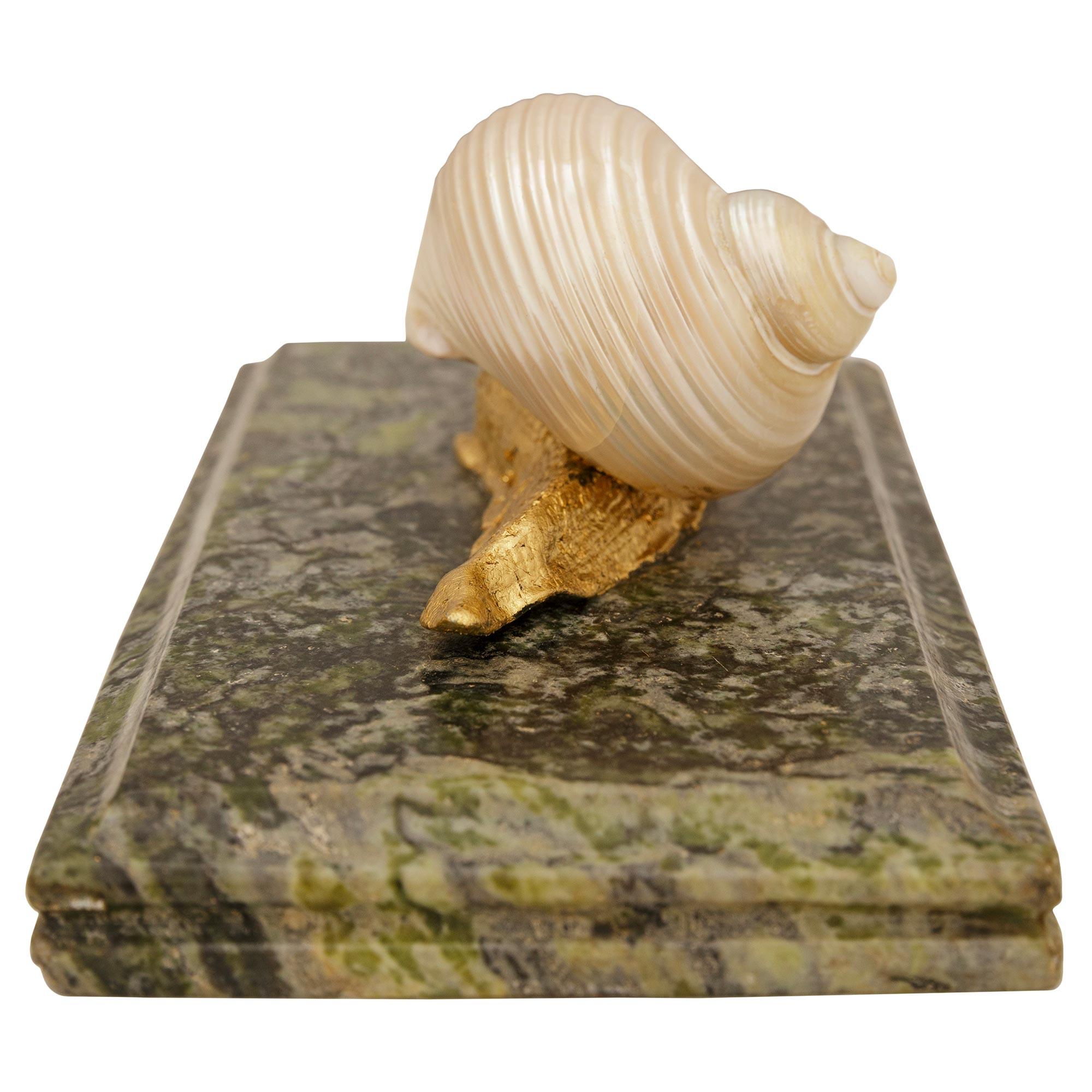 Francese Fermacarte a chiocciola in marmo e ormolu francese del XIX secolo Louis XVI st. in vendita