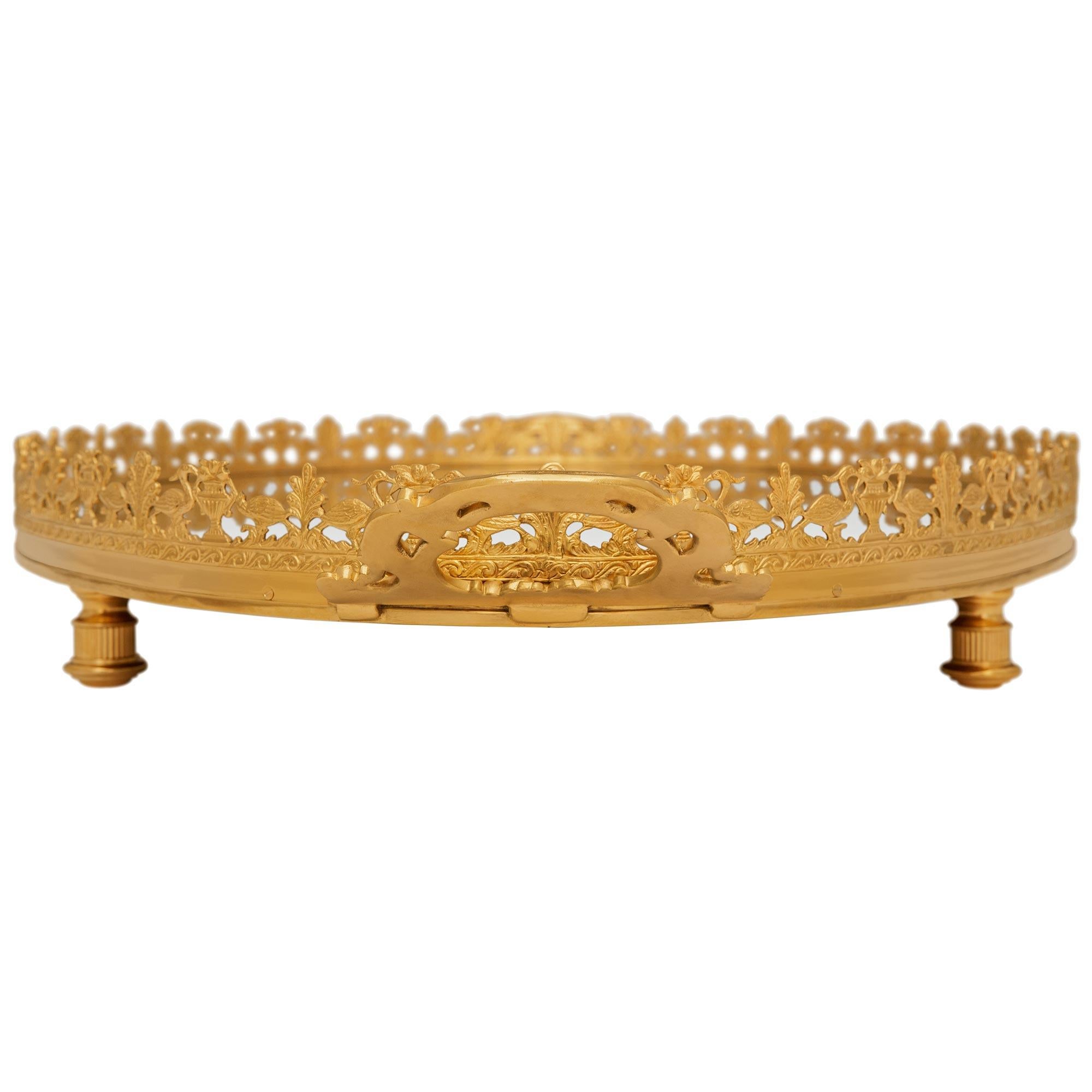 Centre de table en bronze doré et miroir de style Louis XVI du XIXe siècle Bon état - En vente à West Palm Beach, FL