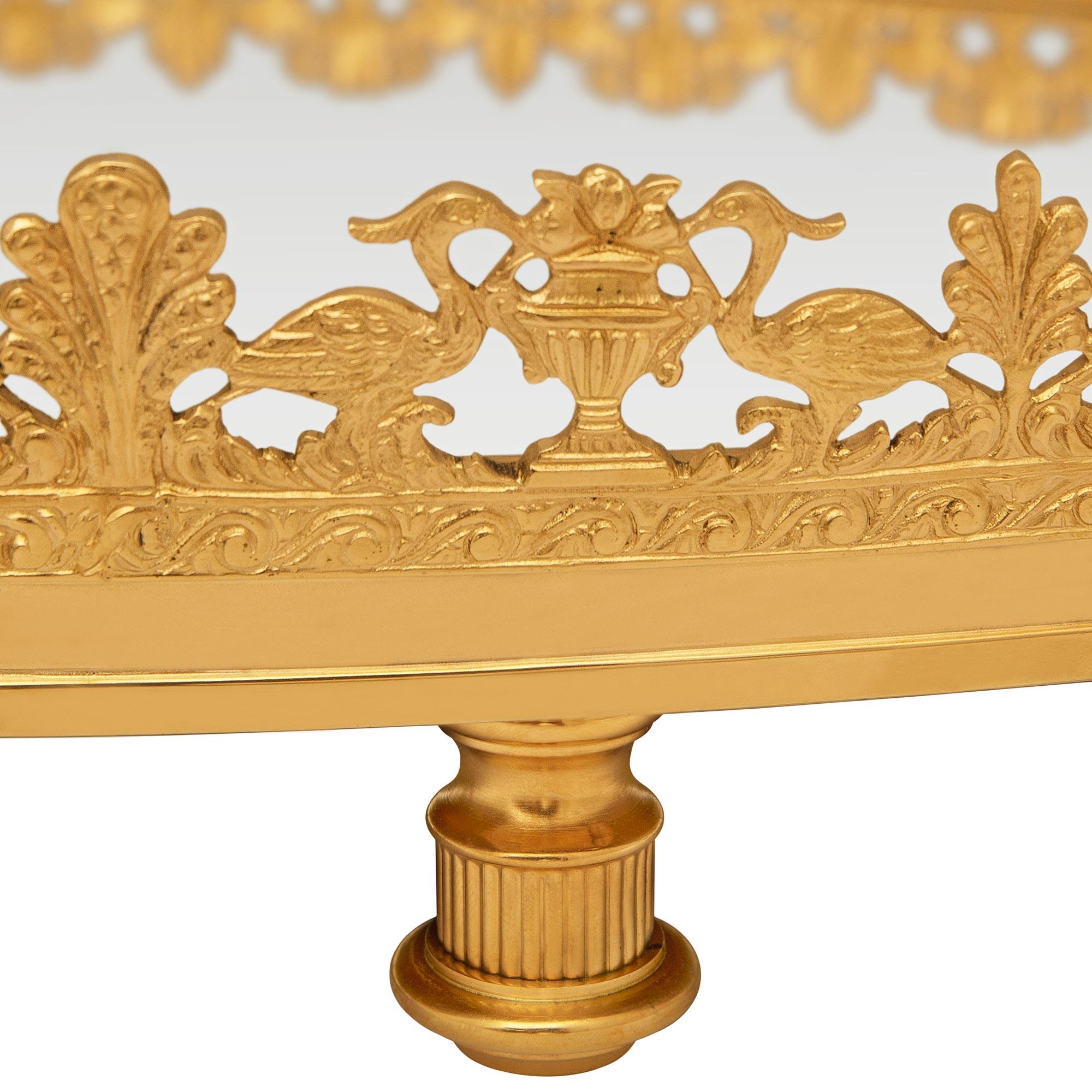 Miroir Centre de table en bronze doré et miroir de style Louis XVI du XIXe siècle en vente