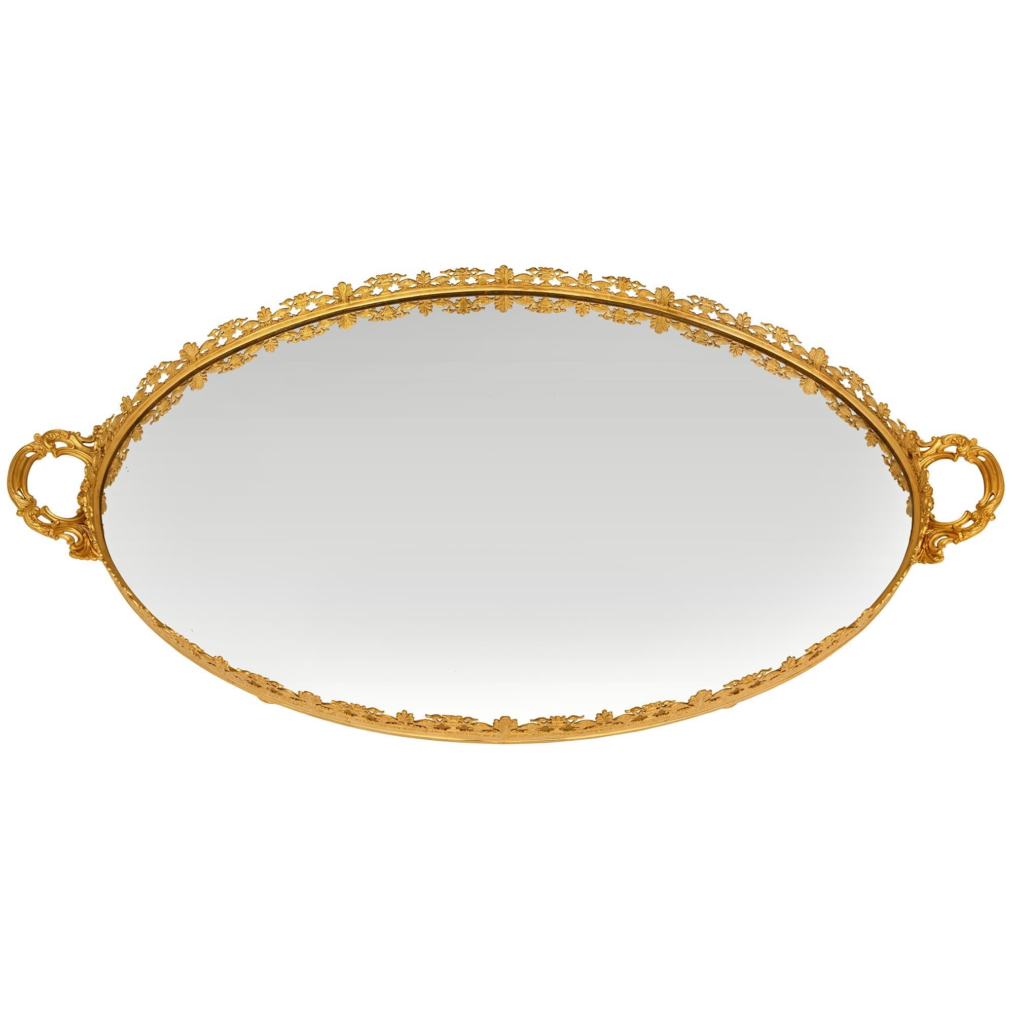 Centre de table en bronze doré et miroir de style Louis XVI du XIXe siècle en vente 2