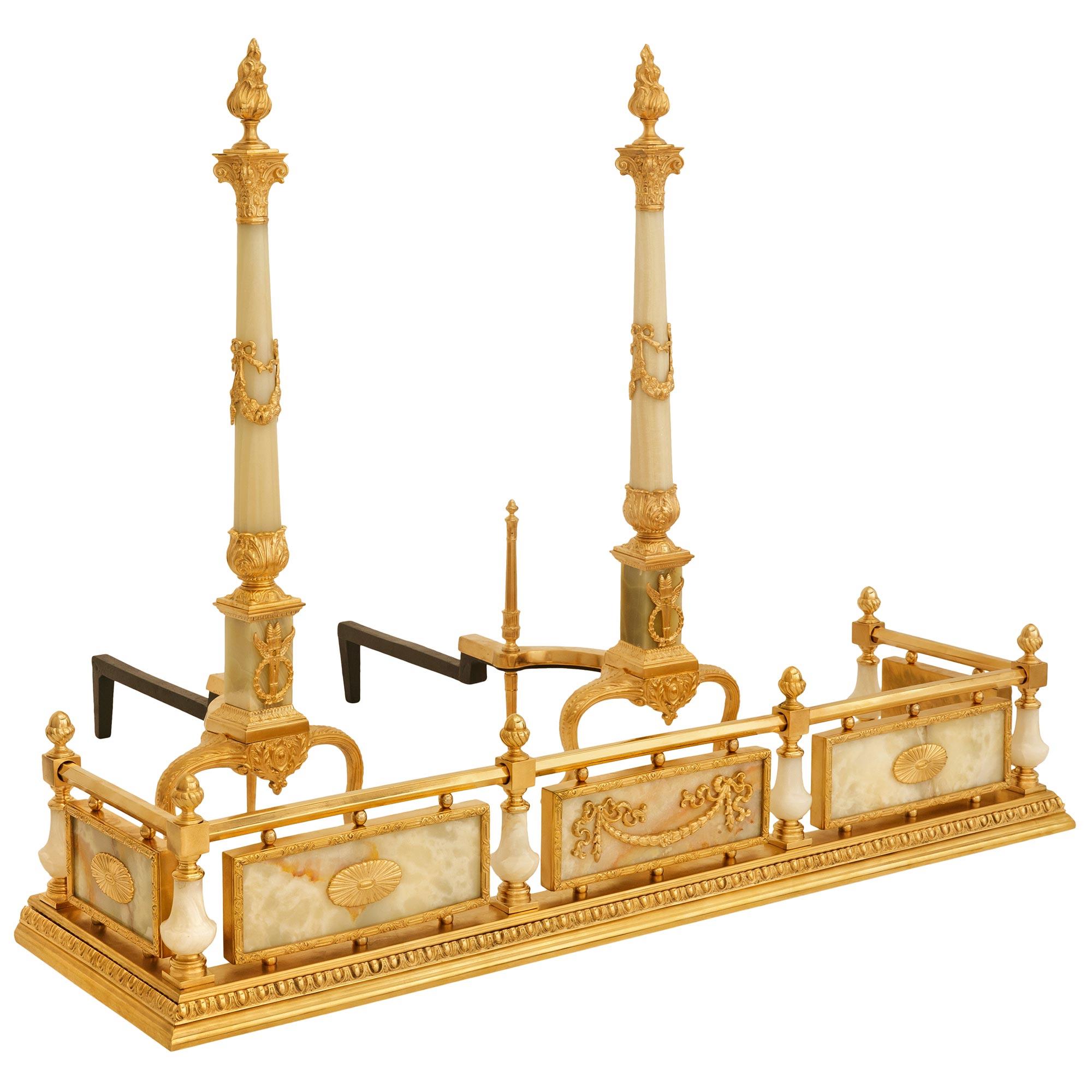 Francese Androni francesi del XIX secolo in stile Luigi XVI in ormolu e onice e parafuoco in vendita