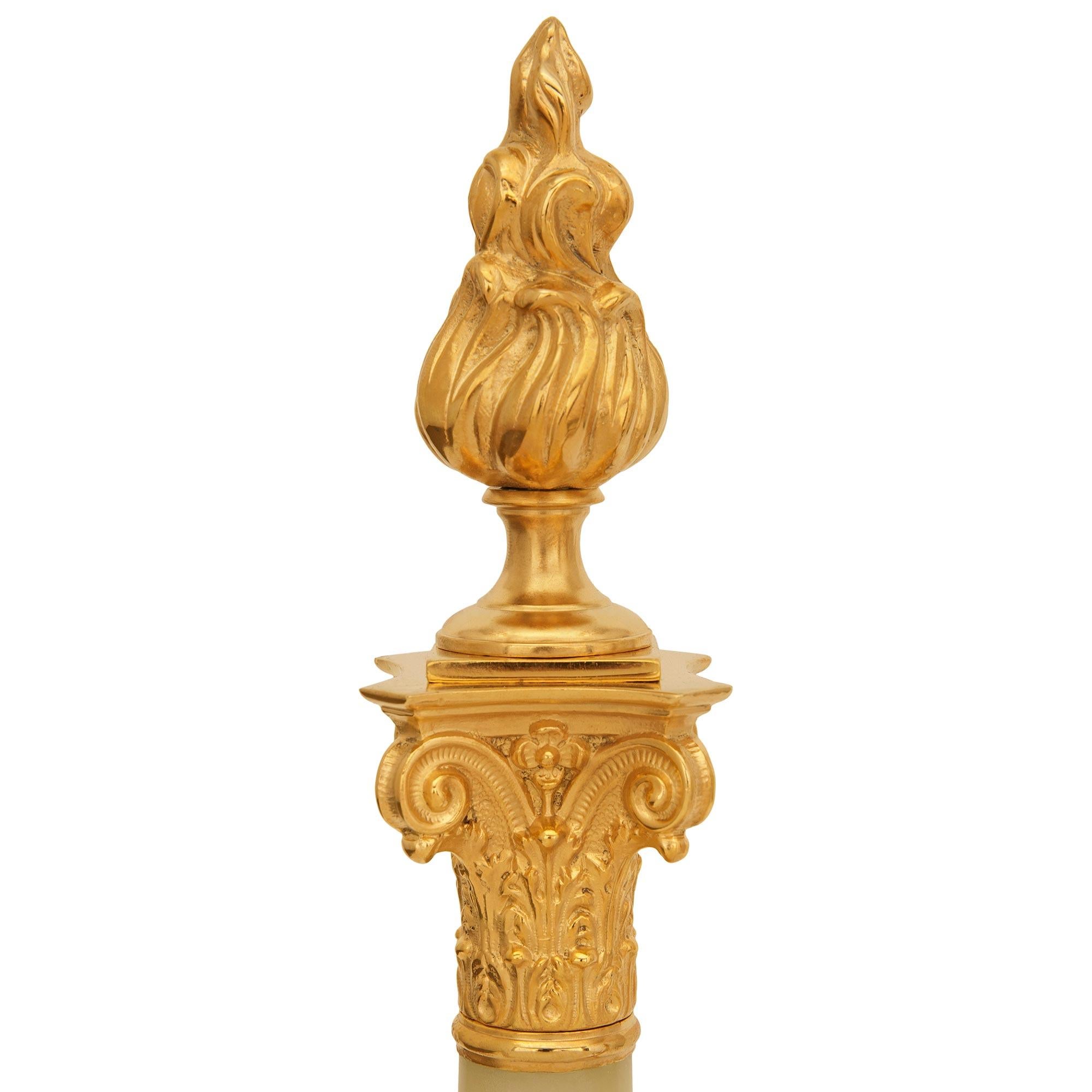 Onice Androni francesi del XIX secolo in stile Luigi XVI in ormolu e onice e parafuoco in vendita