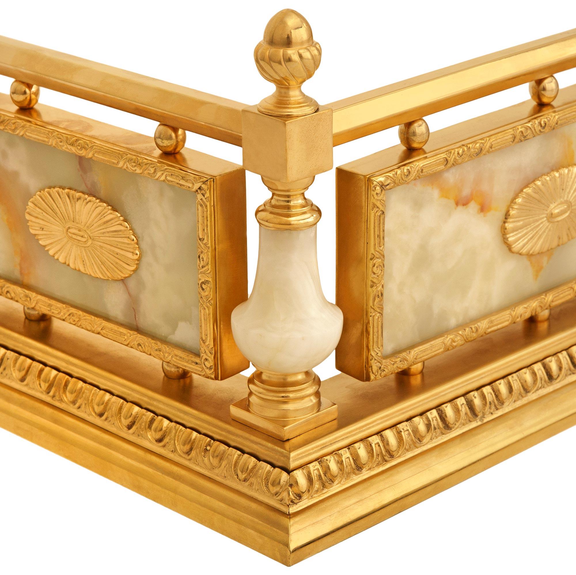 Androni francesi del XIX secolo in stile Luigi XVI in ormolu e onice e parafuoco in vendita 4