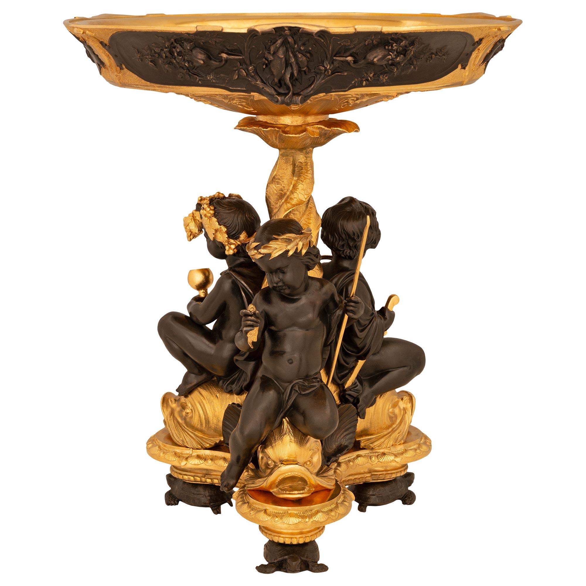 Centre de table en bronze patiné et bronze doré Louis XVI du 19ème siècle en vente 3