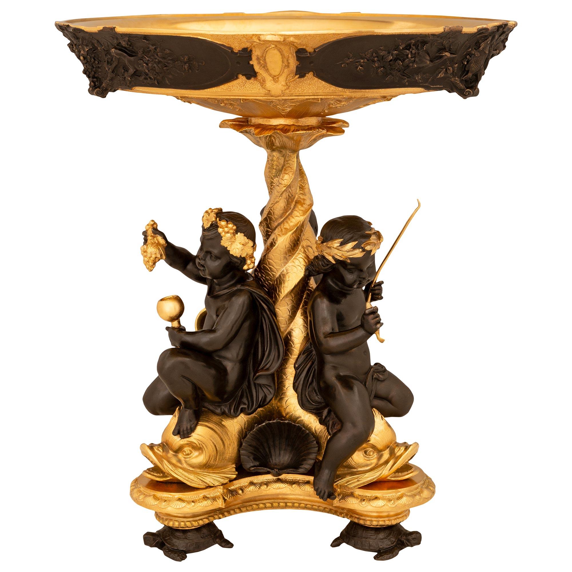 Patiné Centre de table en bronze patiné et bronze doré Louis XVI du 19ème siècle en vente