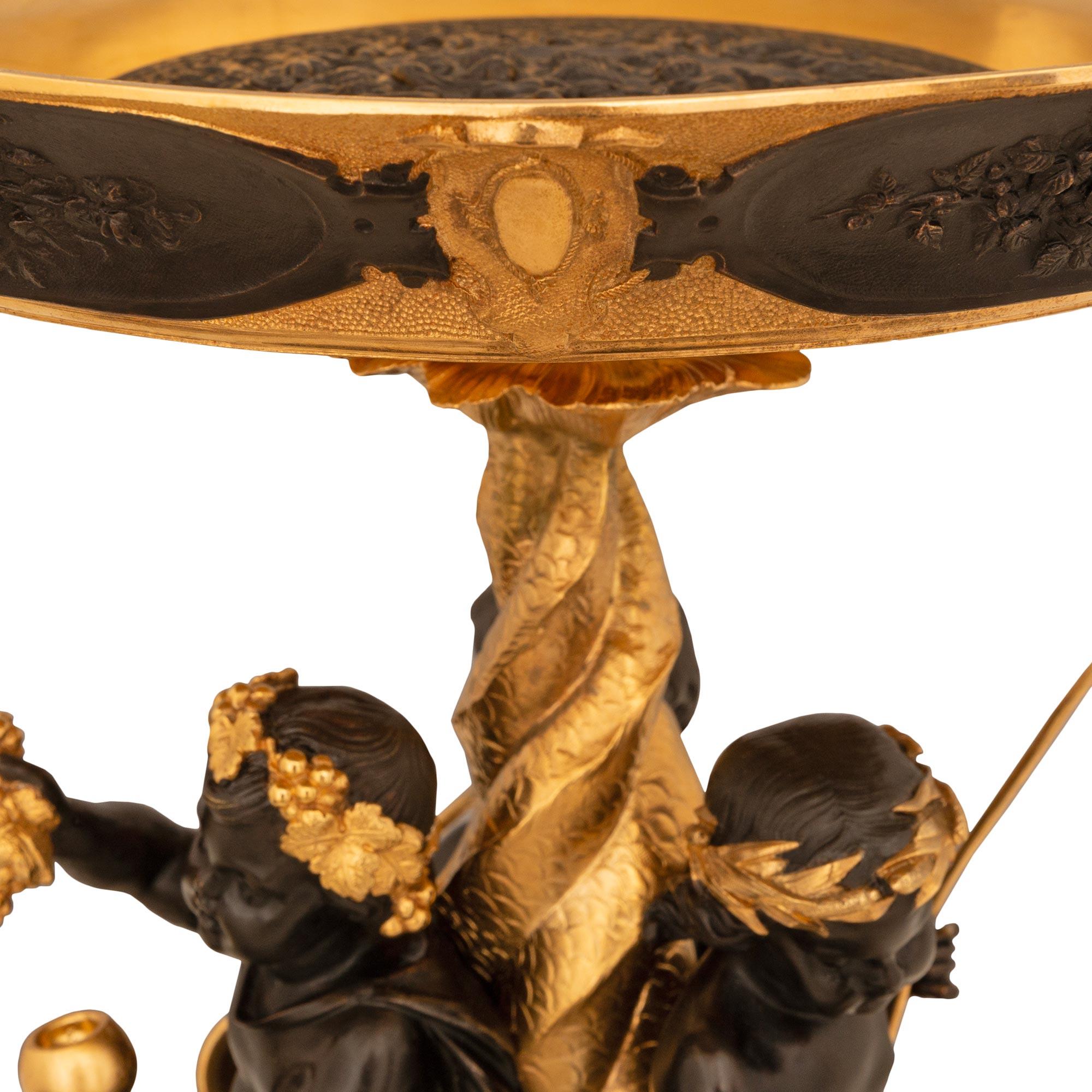 Centre de table en bronze patiné et bronze doré Louis XVI du 19ème siècle Bon état - En vente à West Palm Beach, FL