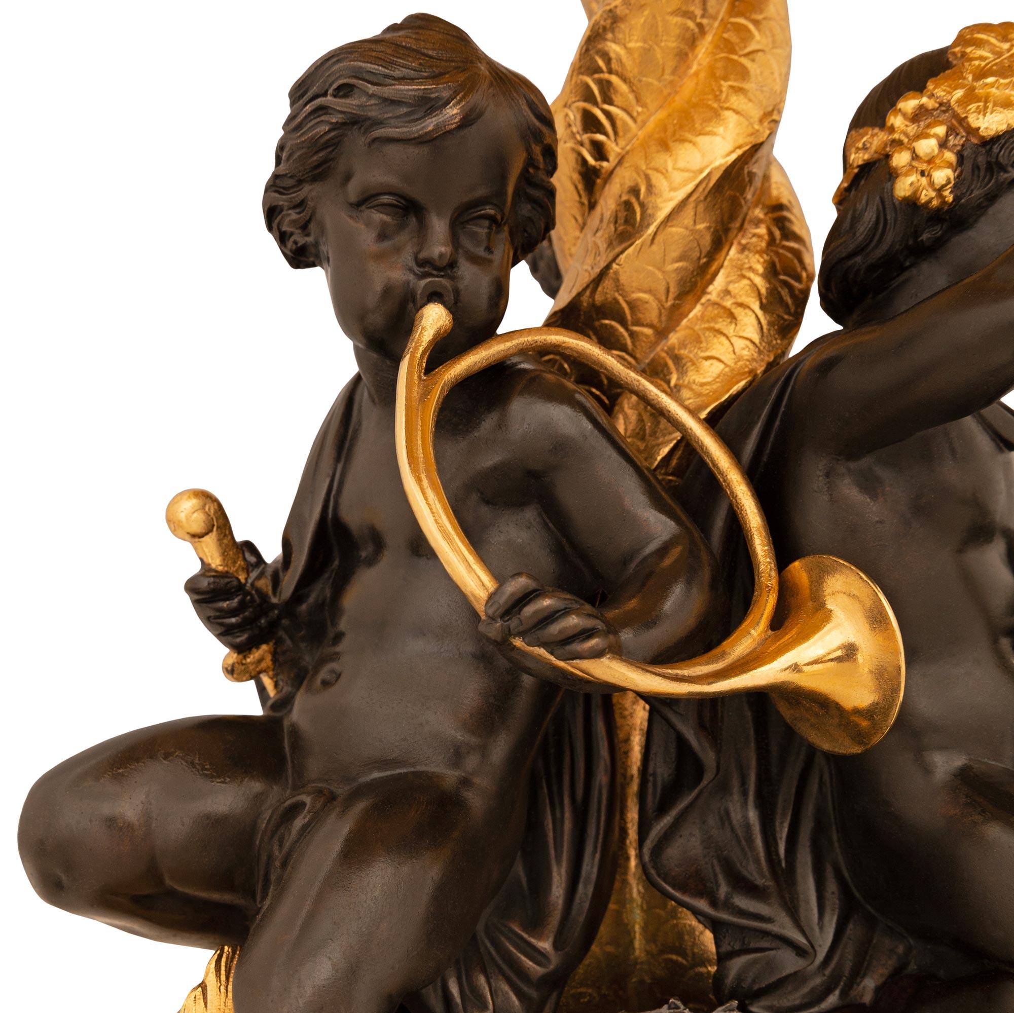 Bronze Centre de table en bronze patiné et bronze doré Louis XVI du 19ème siècle en vente