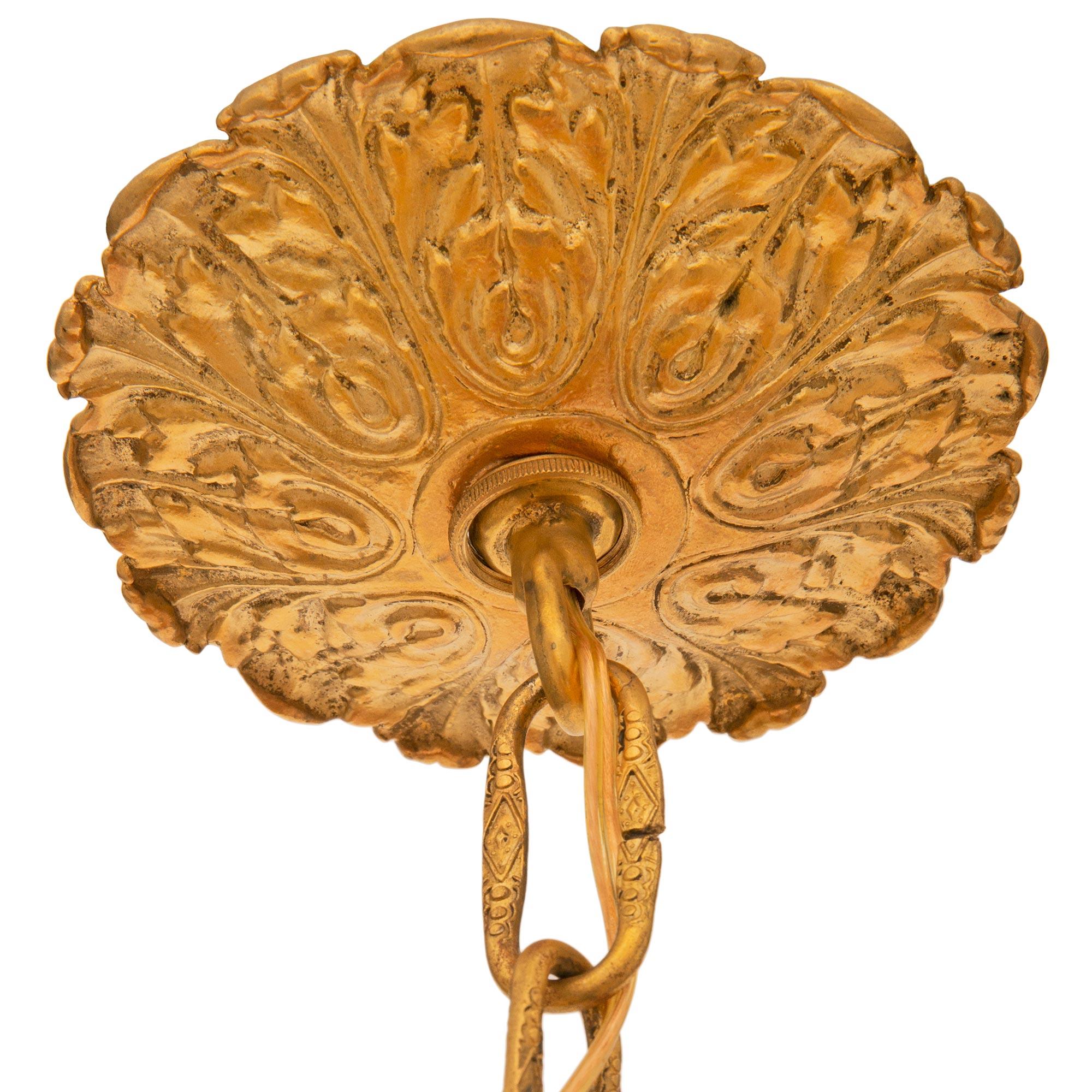 Patiné Lustre Louis XVI du XIXe siècle en bronze patiné et bronze doré en vente