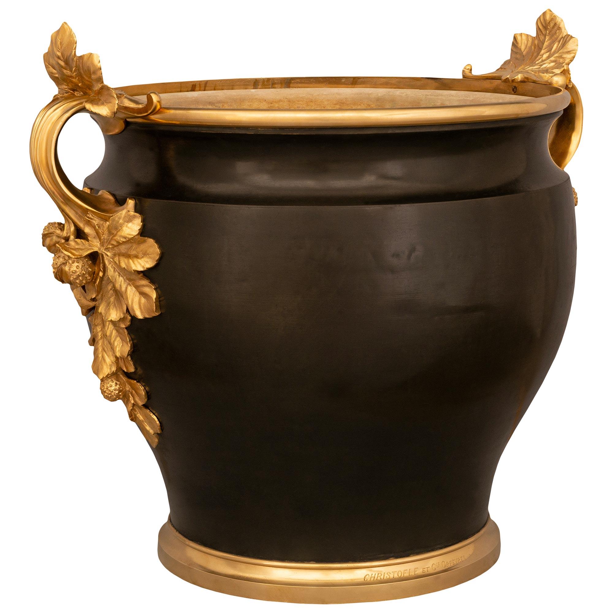 Un imponente vaso Jardinière in bronzo patinato e ormolu del XIX secolo firmato Christofle et Cie Orfevres. Questo jardiniere unico nel suo genere è posizionato su una base circolare in Ormolu con un sottile bordo screziato e con la scritta
