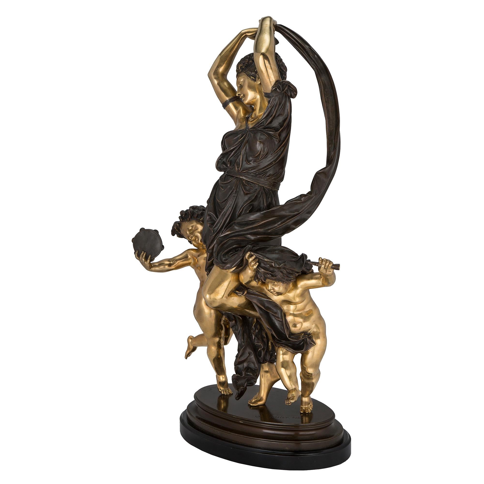 Statua in bronzo patinato e ormolu del XIX secolo di una fanciulla che danza con cherubini e strumenti musicali, di grande fascino e qualità, firmata A. Carrier. La statua più affascinante è sollevata da una base ovale in bronzo patinato e