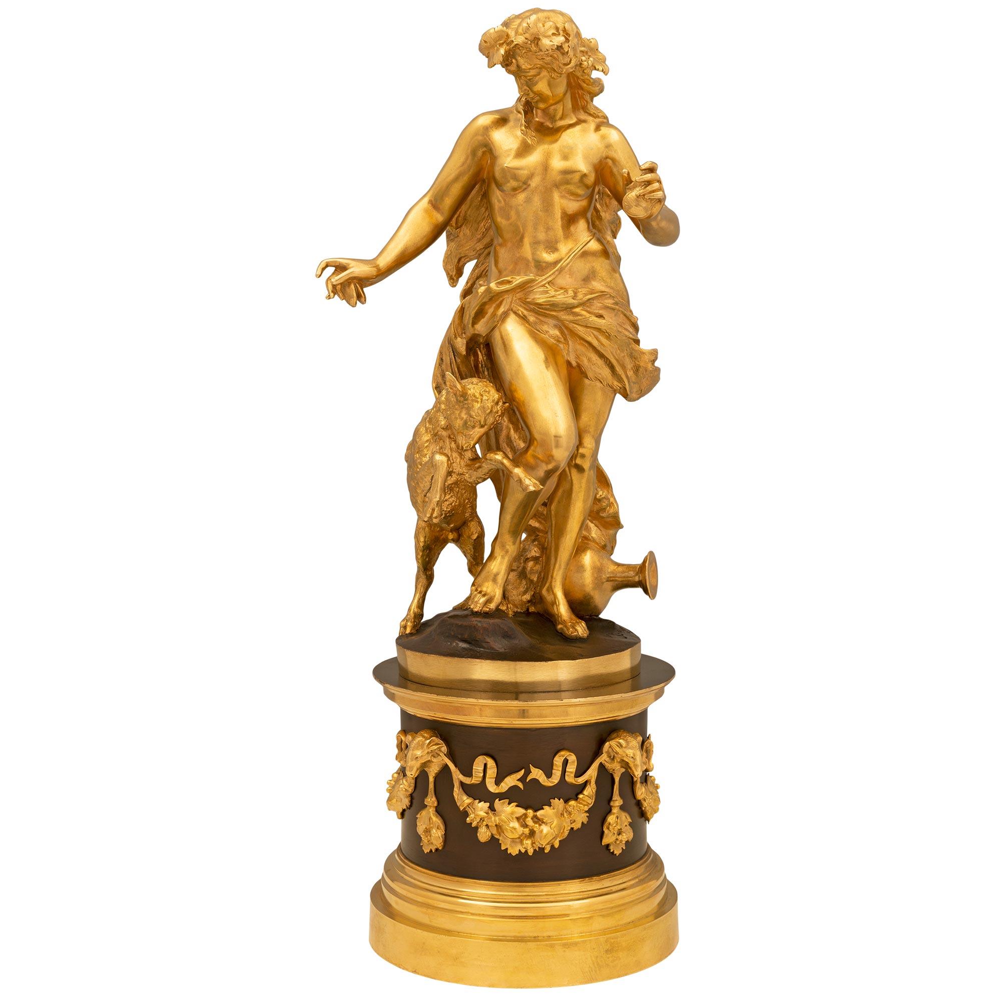 Eine bemerkenswerte und äußerst dekorative französische Statue aus dem 19. Jahrhundert aus Ormolu und patinierter Bronze. Die Statue steht auf einem eleganten, abgestuften, runden Ormolu-Sockel, der sich unterhalb der zentralen Stütze aus