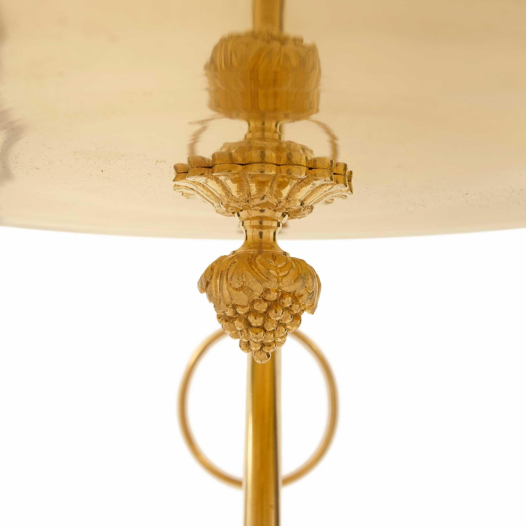 Beistelltisch Guridon aus Goldbronze und Porzellan im Louis-XVI-Stil, 19. Jahrhundert (Französisch) im Angebot