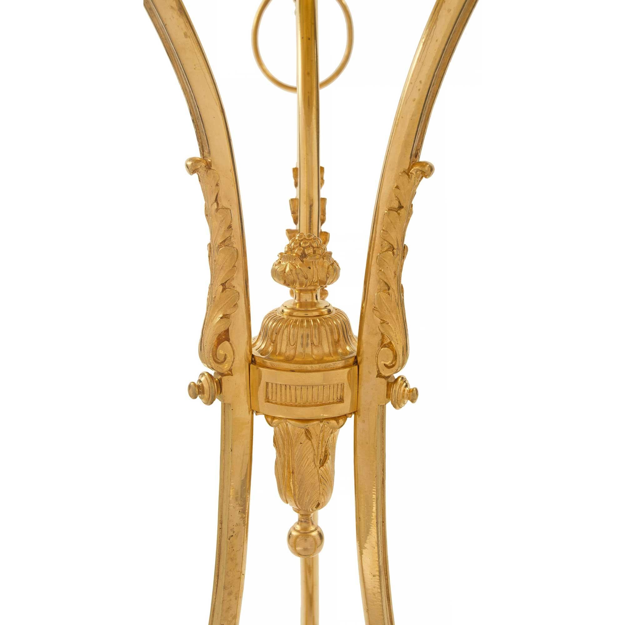 Porcellana Tavolino Guéridon francese del XIX secolo in stile Luigi XVI con ormeggio e porcellana in vendita