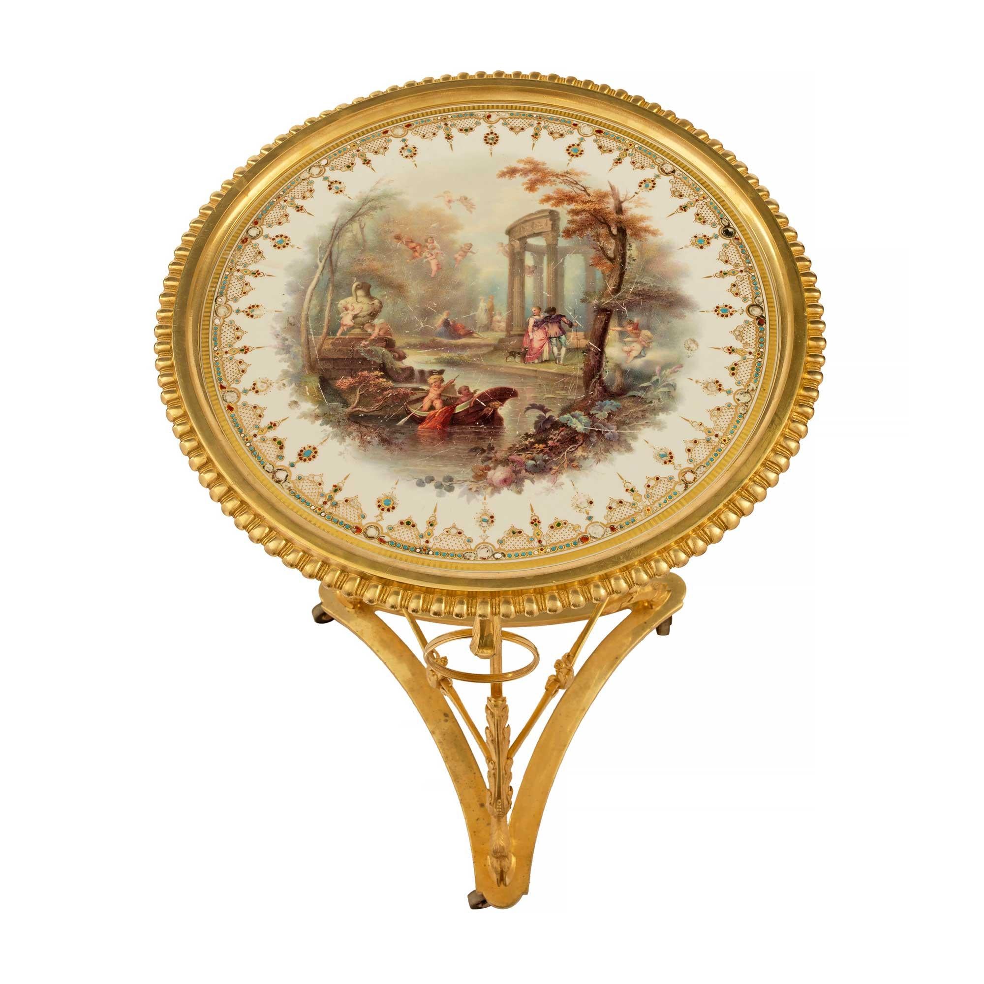 Tavolino Guéridon francese del XIX secolo in stile Luigi XVI con ormeggio e porcellana in vendita 3
