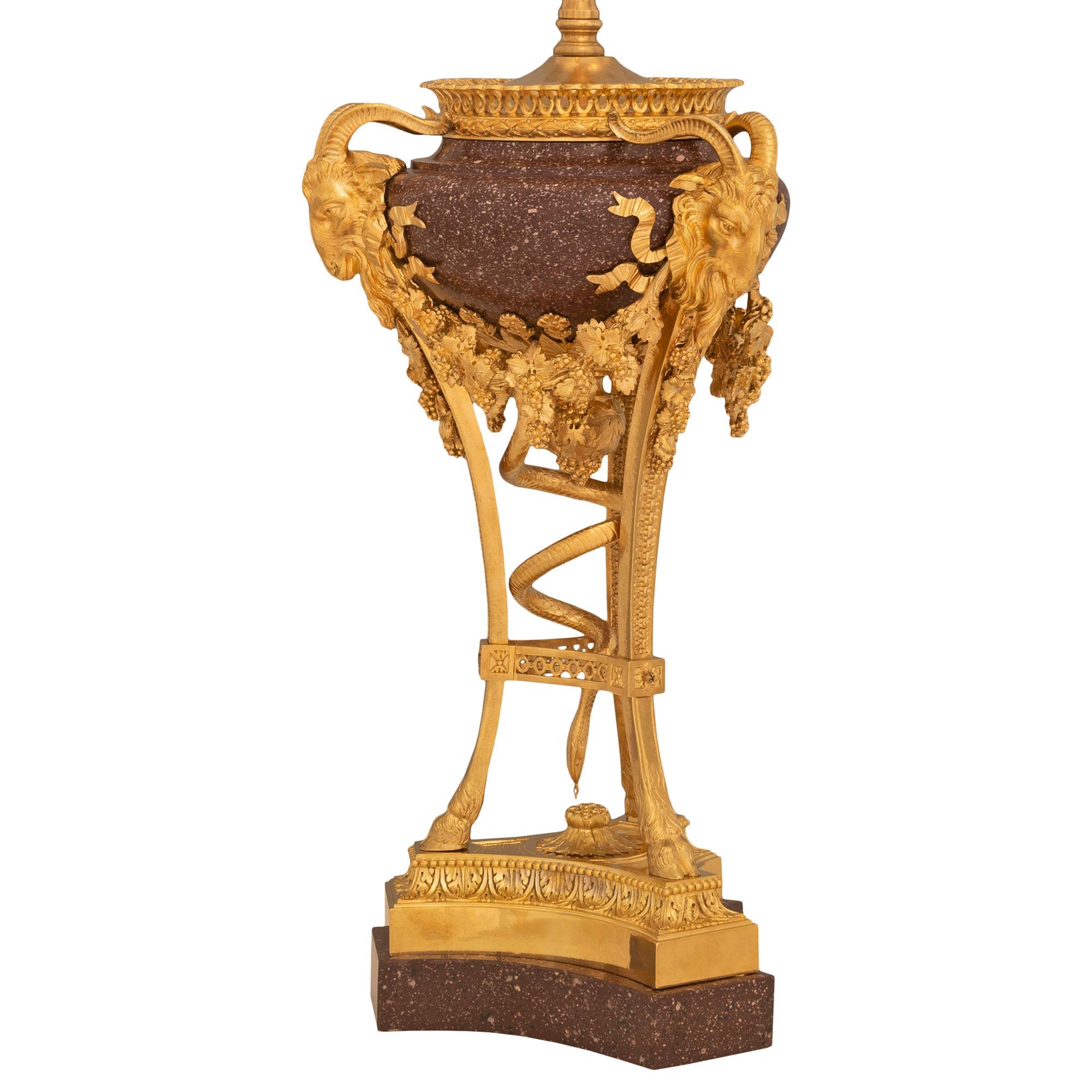 Exceptionnelle lampe de très haute qualité, de style Louis XVI, du XIXe siècle, en porcelaine, bronze doré et fausse peinture, attribuée à Sormani. La lampe Brûle parfum repose sur une élégante base circulaire marbrée et merveilleusement exécutée en