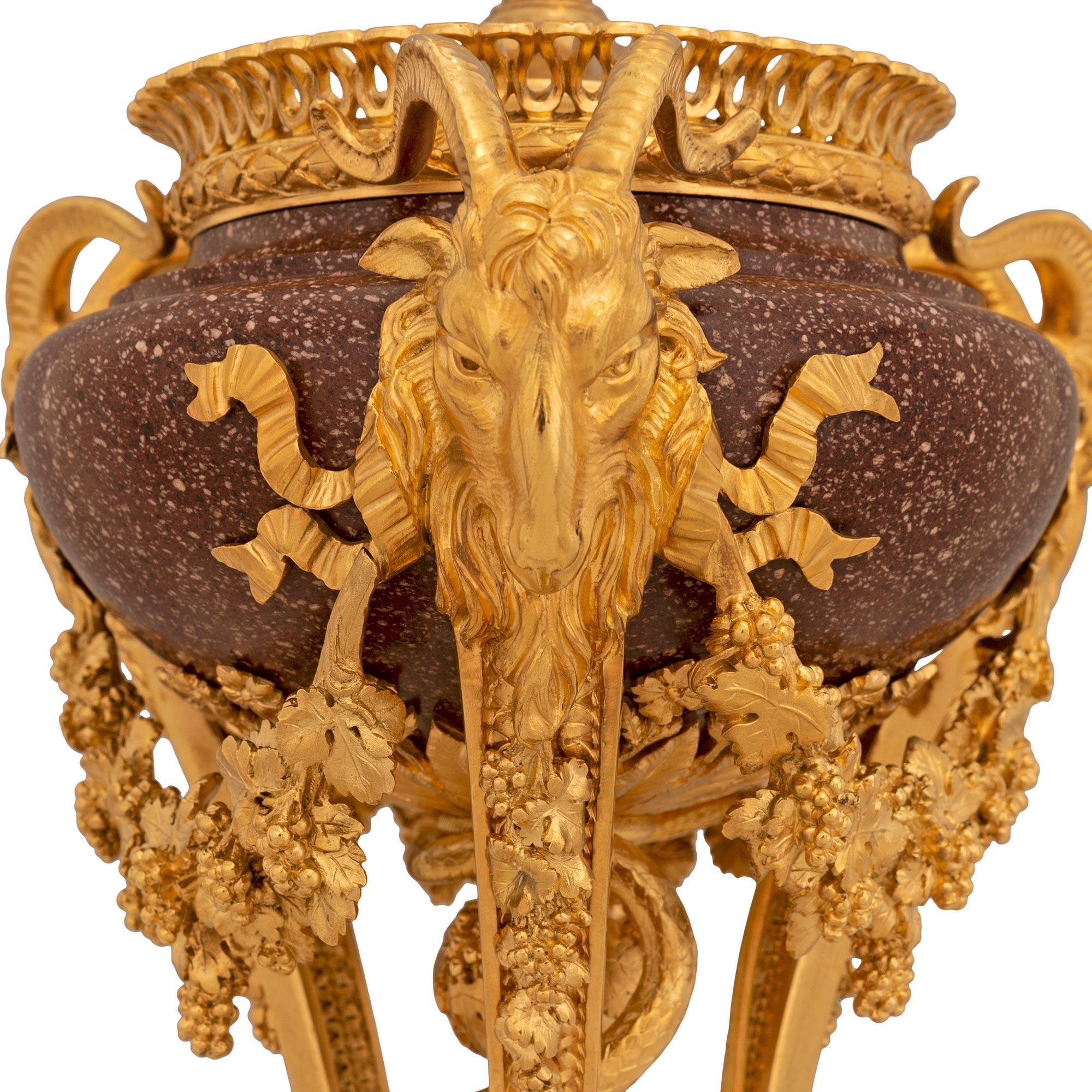 Lampe française du 19ème siècle de style Louis XVI en bronze doré et porphyre, attribuée à Sormani Bon état - En vente à West Palm Beach, FL