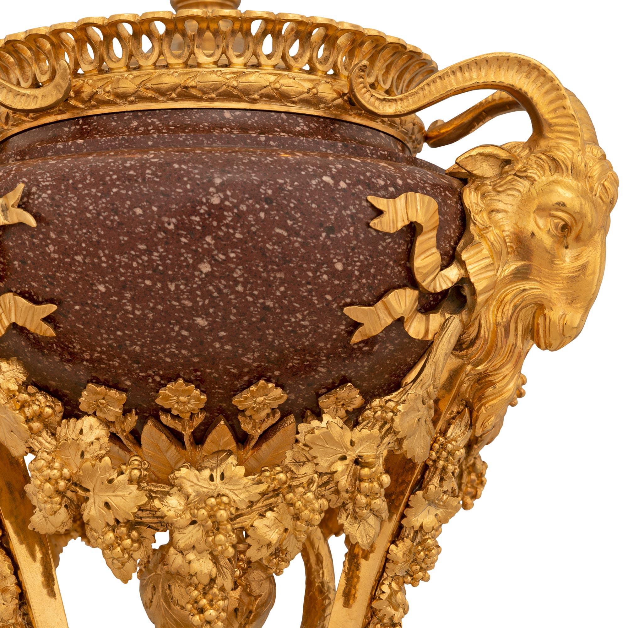 XIXe siècle Lampe française du 19ème siècle de style Louis XVI en bronze doré et porphyre, attribuée à Sormani en vente