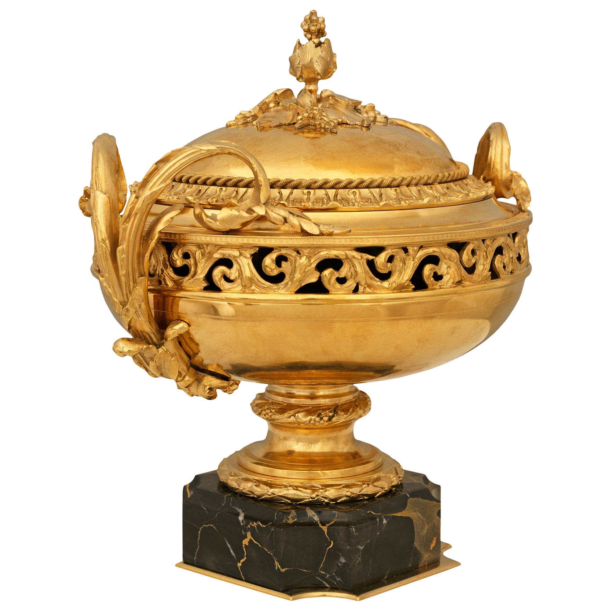 Français Urne en bronze doré et marbre Portoro du XIXe siècle, de style Louis XVI en vente